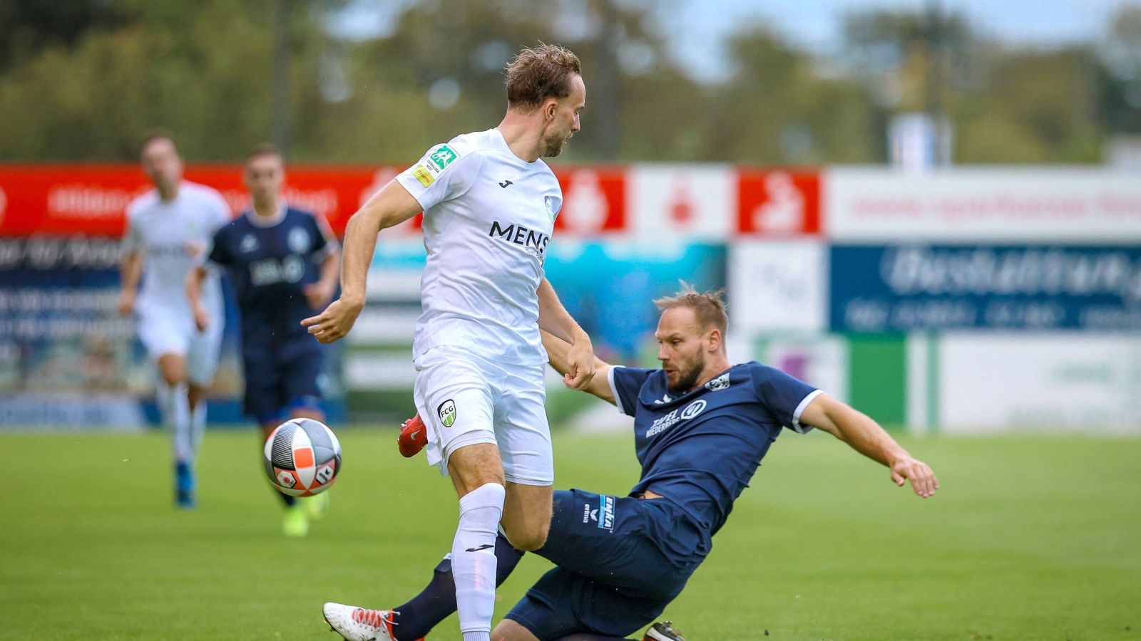 Julius Langfeld (links), hier im Zweikampf mit Velberts Abwehrspieler Felix Herzenbruch, traf beim 3:0-Auswärtserfolg des aktuellen Vizemeisters FC Gütersloh zur 1:0-Führung.