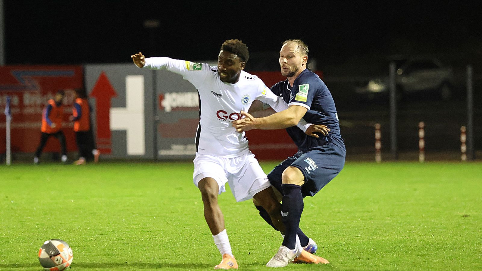 Packenende Zweikämpfte lieferten sich Velberts Kapitän Felix Herzenbruch (rechts) und Lottes Torschütze Samuel Owusu Addai.