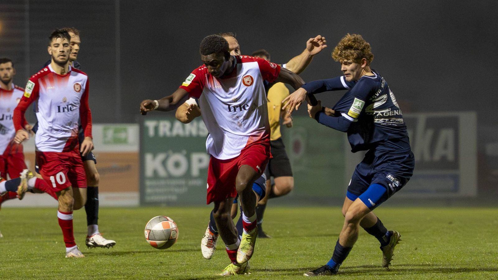 Packende Zweikämpfe lieferten sich der Velberter Kilian-Joel Wagenaar (rechts) und Siegens Josue Santo beim 2:2-Remis.