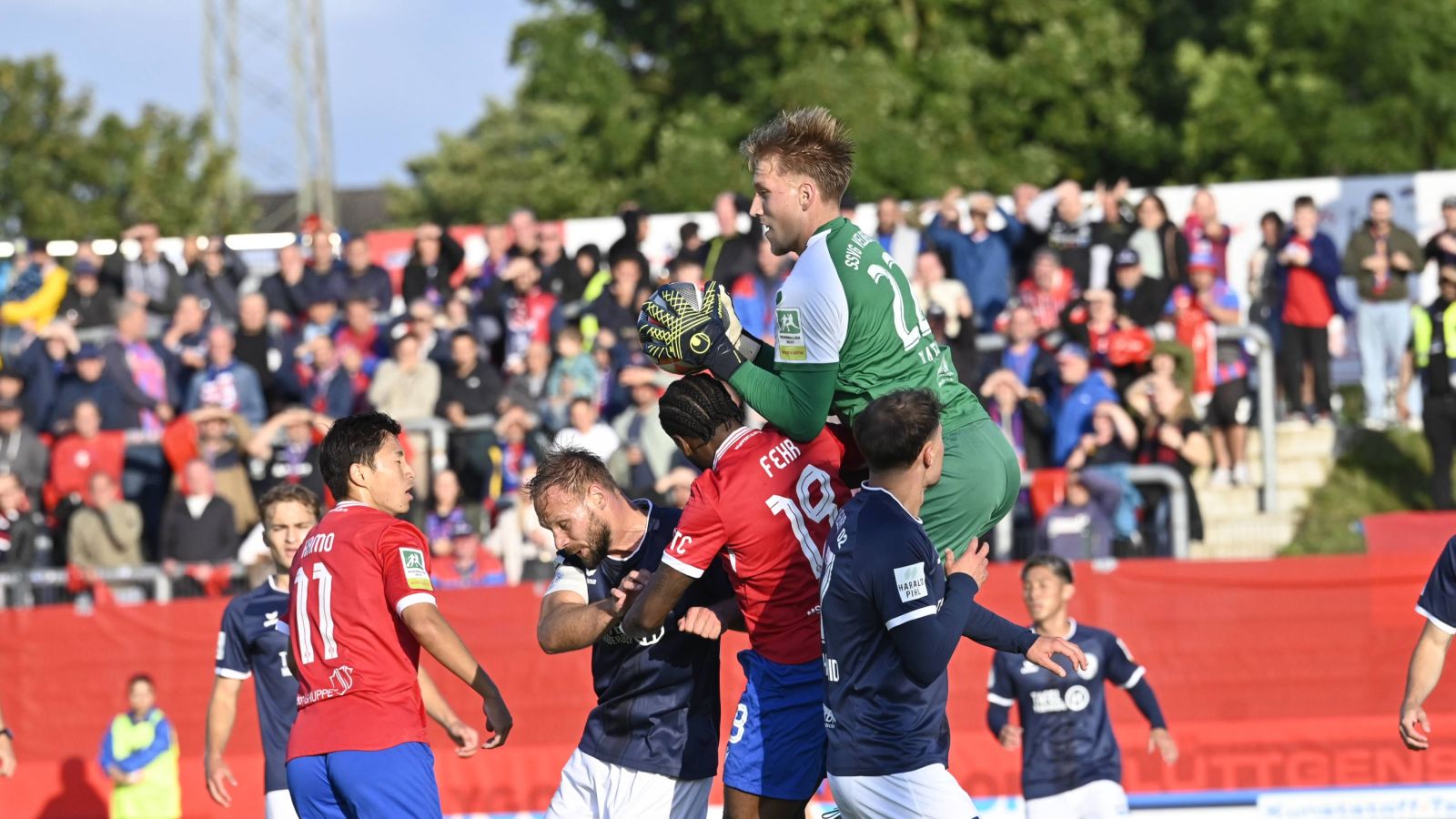 Jede Menge Betrieb herrschte im bergischen Derby gegen den Wuppertaler SV vor dem Kasten von Velberts Torhüter Luis Plath, der in dieser Szene sicher zupackt.