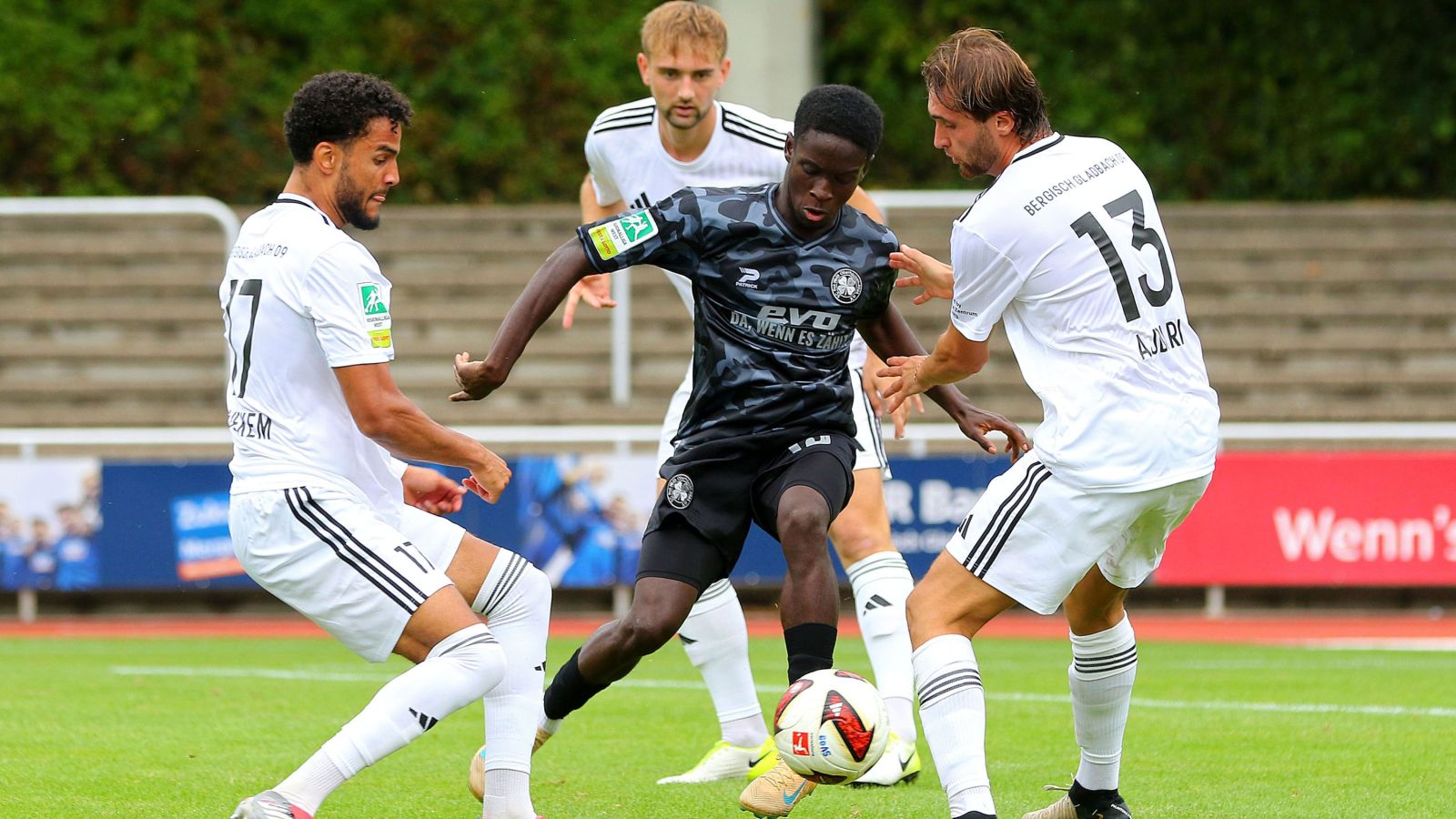 Rot-Weiß Oberhausens Rückkehrer Denis Donkor (dunkles Trikot) behauptet sich gegen drei Spieler des SV Bergisch Gladbach 09.