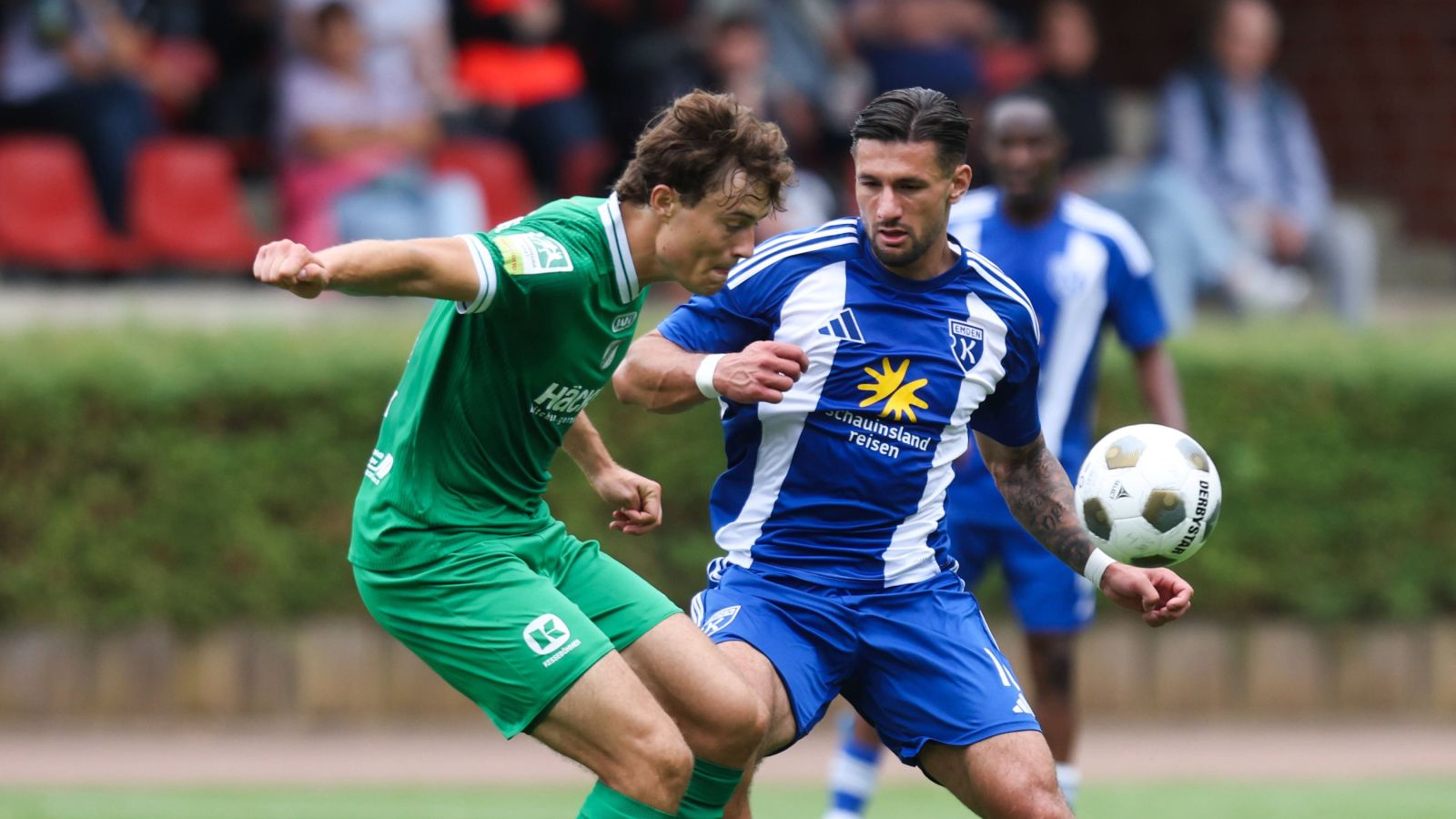 Innenverteidiger Alexander Höck (links) gehört zu den wenigen Spielern, die beim SV Rödinghausen weiterhin zum Kader gehören.
