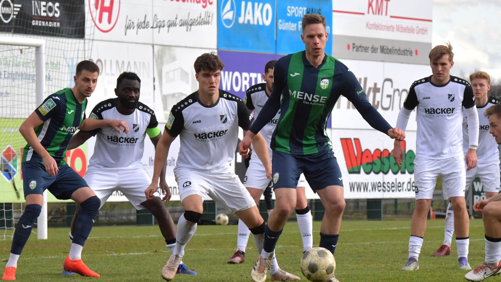 Jannik Borgmann (am Ball) und der FC Gütersloh gewannen in der Vorsaison beide Duelle mit dem SV Rödinghausen.