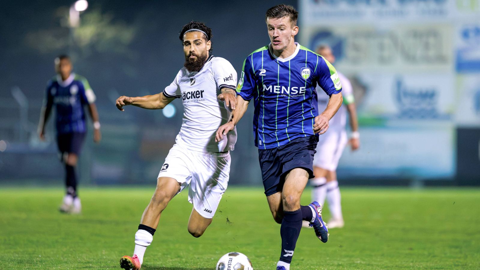 Aleksandar Kandic (rechts) vom FC Gütersloh lieferte sich packende Zweikämpfe mit Rödinghausens Mika Polat.