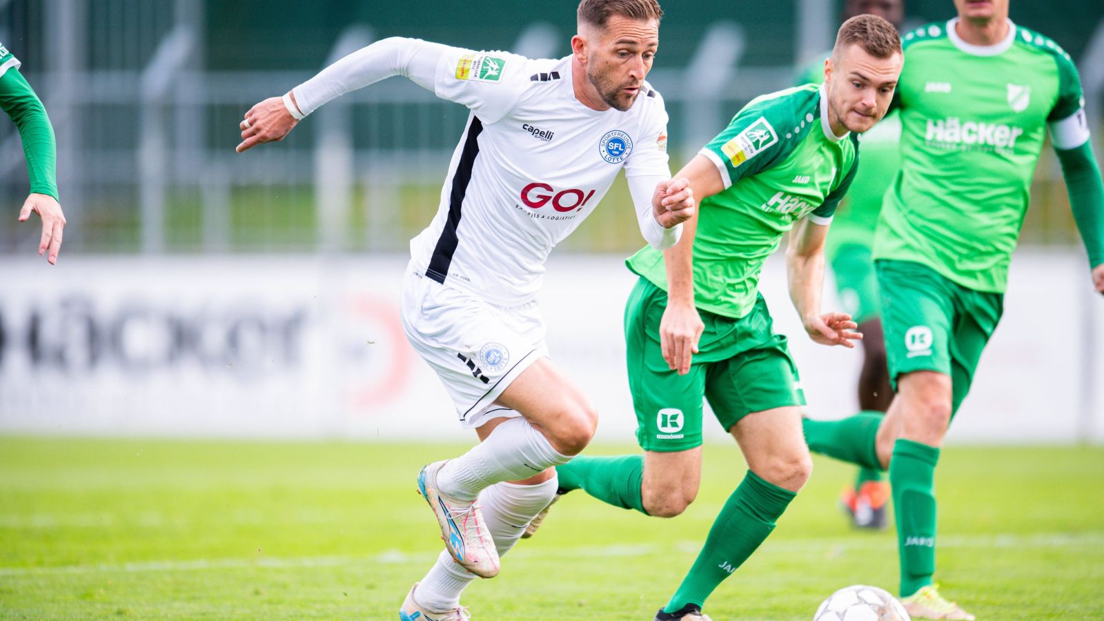 Marc Heider (Sportfreunde Lotte) im Laufduell mit Luca Horn vom SV Rödinghausen.