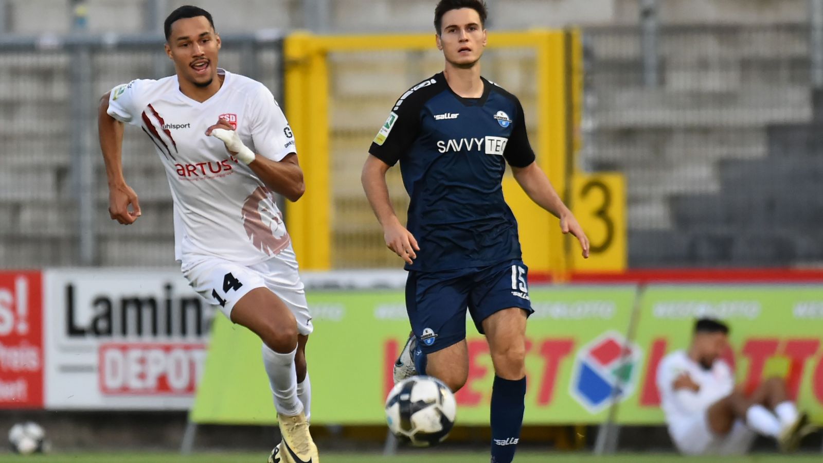 Vincent Ocansey (Türkspor Dortmund) und Martin Ens (SC Paderborn 07 U 23) im Laufduell um den Ball.