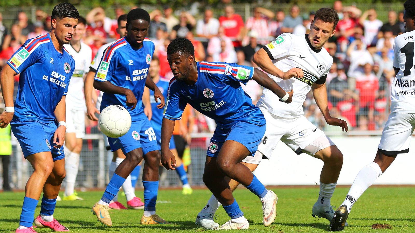 In den blauen Auswärtstrikots gewann Rot-Weiß Oberhausen beim Aufsteiger VfB 03 Hilden 3:0 und kletterte auf Platz zwei.