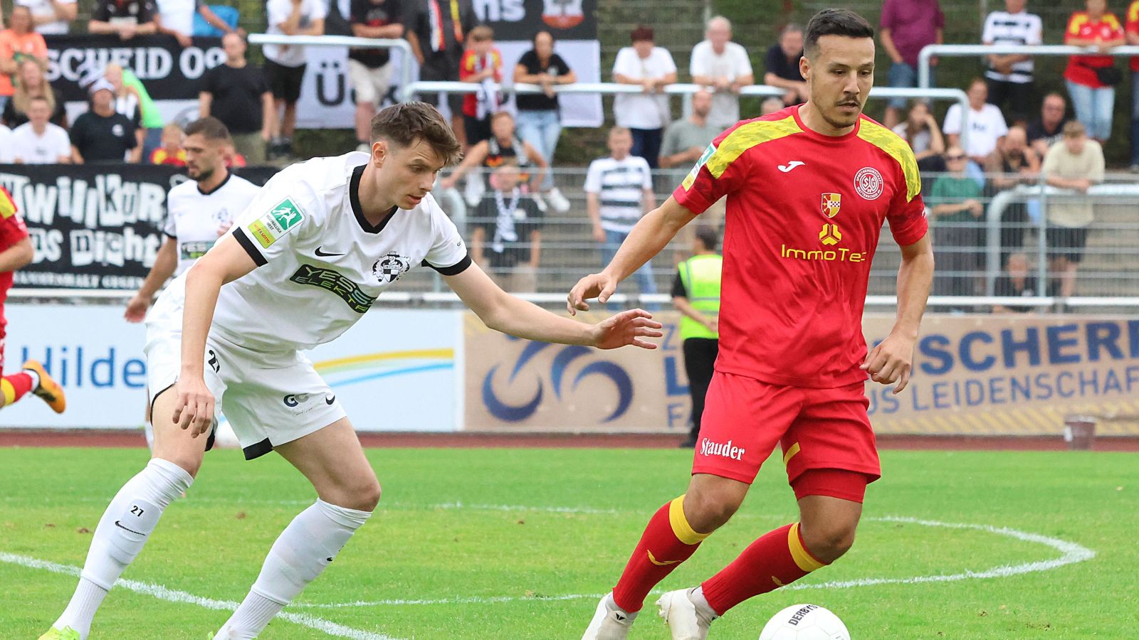Im Aufsteigerduell gewann Len Heinson (links) mit dem VfB 03 Hilden gegen die SG Wattenscheid 09 und Nico Buckmaier 2:0.