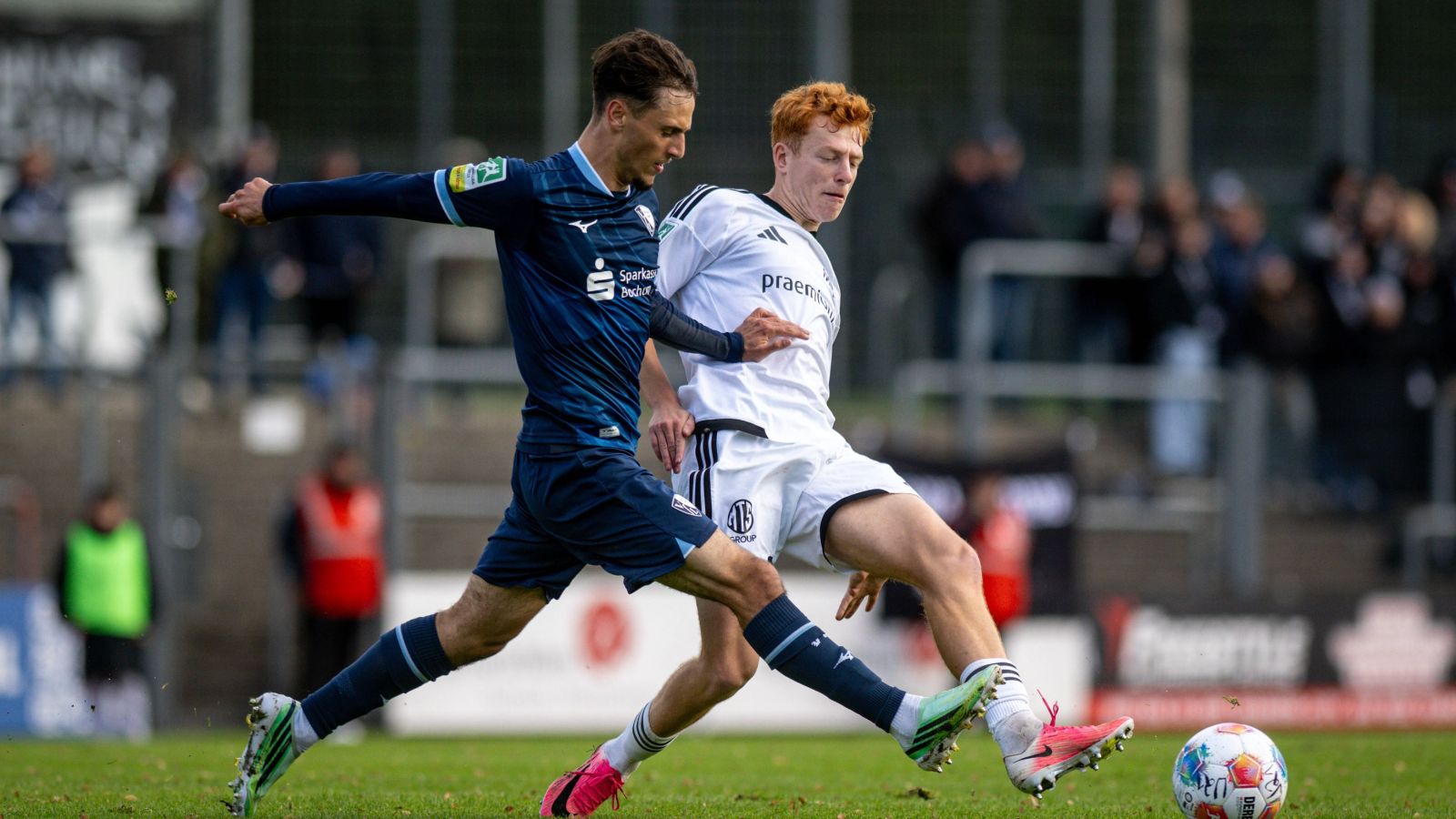 Packende Zweikämpfe lieferten sich der Bochumer Alessandro Crimaldi (links) und der Bocholter Torschütze Tim Krohn beim 3:3.