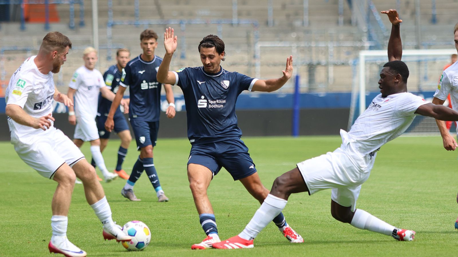 Zum Saisonstart feierte der Bonner SC - hier Markus Wipperfürth (links) und Massaman Keita (rechts) - einen 4:1-Sieg in Bochum.