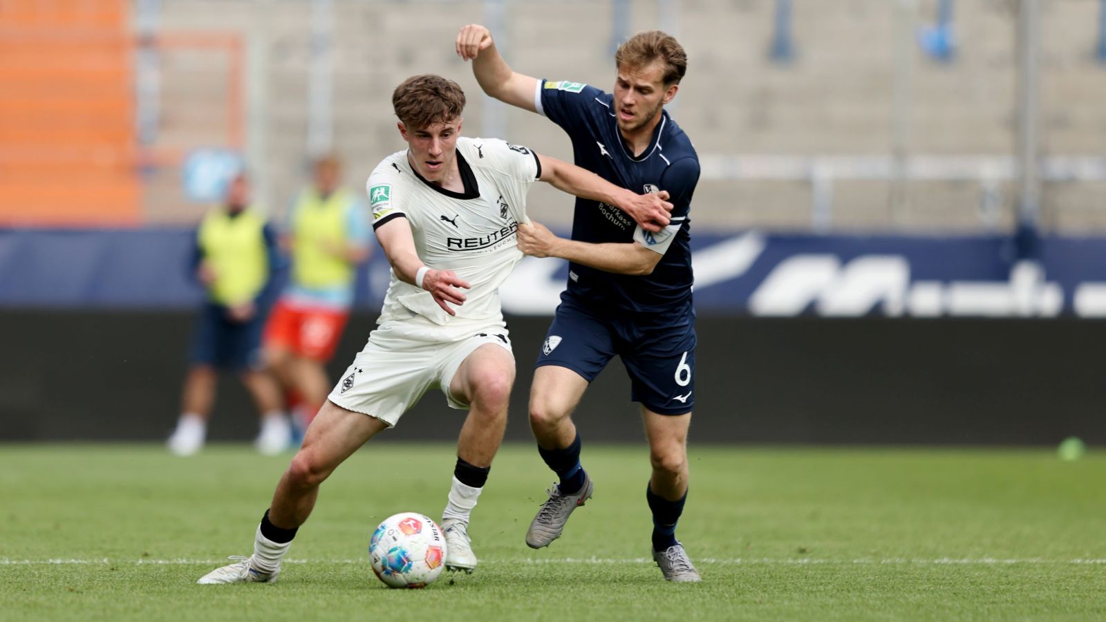 Intensive Duelle lieferten sich Gladbachs Yannick Michaelis (links) und der Bochumer Kapitän Lars Holtkamp beim 1:1-Remis.