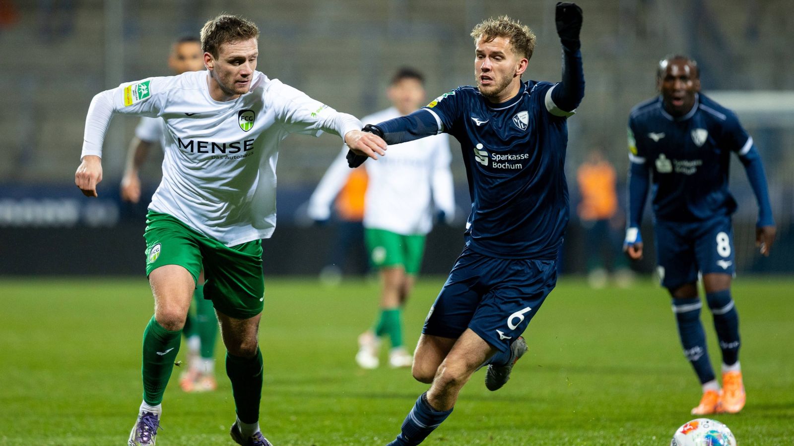 Jan-Lukas Liehr (links) vom FC Gütersloh und der Bochumer Lars Holtkamp lieferten sich beim 1:1 packende Zweikämpfe.