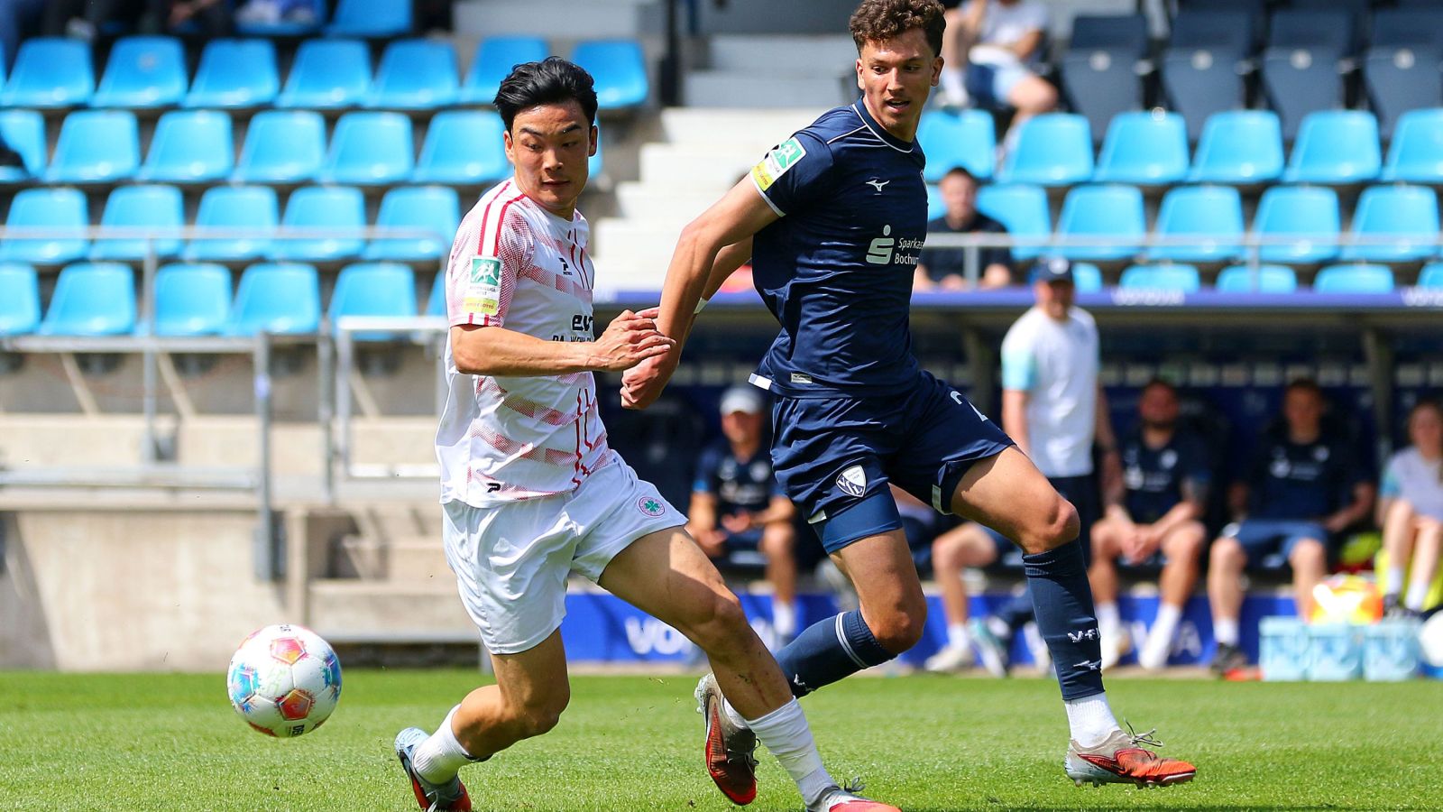 Angreifer Seok-ju Hong (links) steuerte einen Treffer zum 5:2 von Rot-Weiß Oberhausen bei der zweiten Mannschaft des VfL Bochum bei.