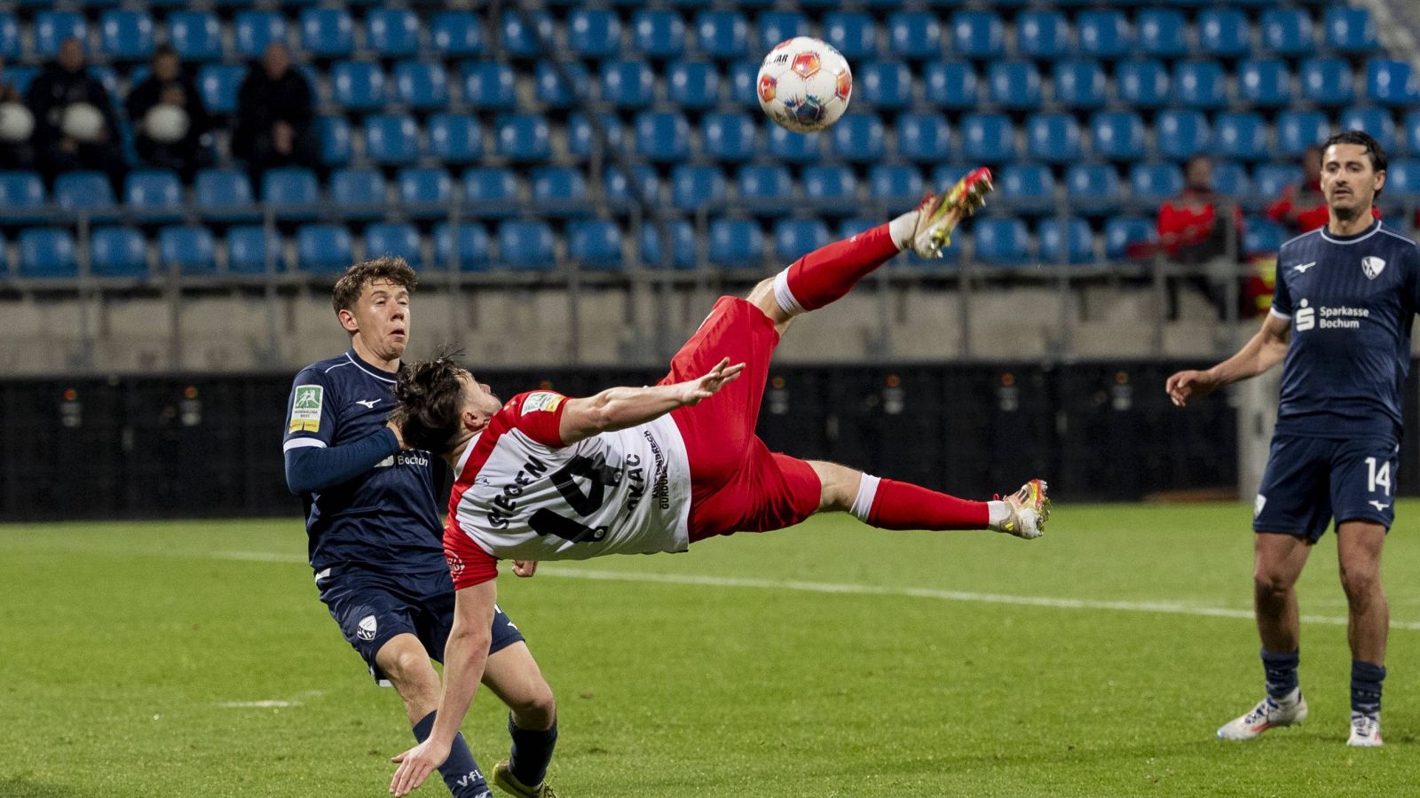 Auch dieser spektakuläre Fallrückzieher von Siegens Ömer Tokac fand beim 0:0 in Bochum nicht den Weg ins Tor.