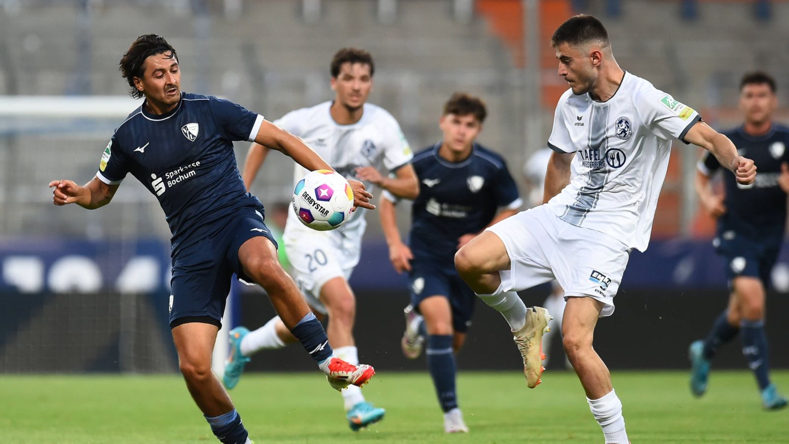 Bochums Carlo Matter (links) und Velberts Arlind Mimini im Tanz um den Ball: Im Hinspiel trennten sich die beiden Teams 2:2.