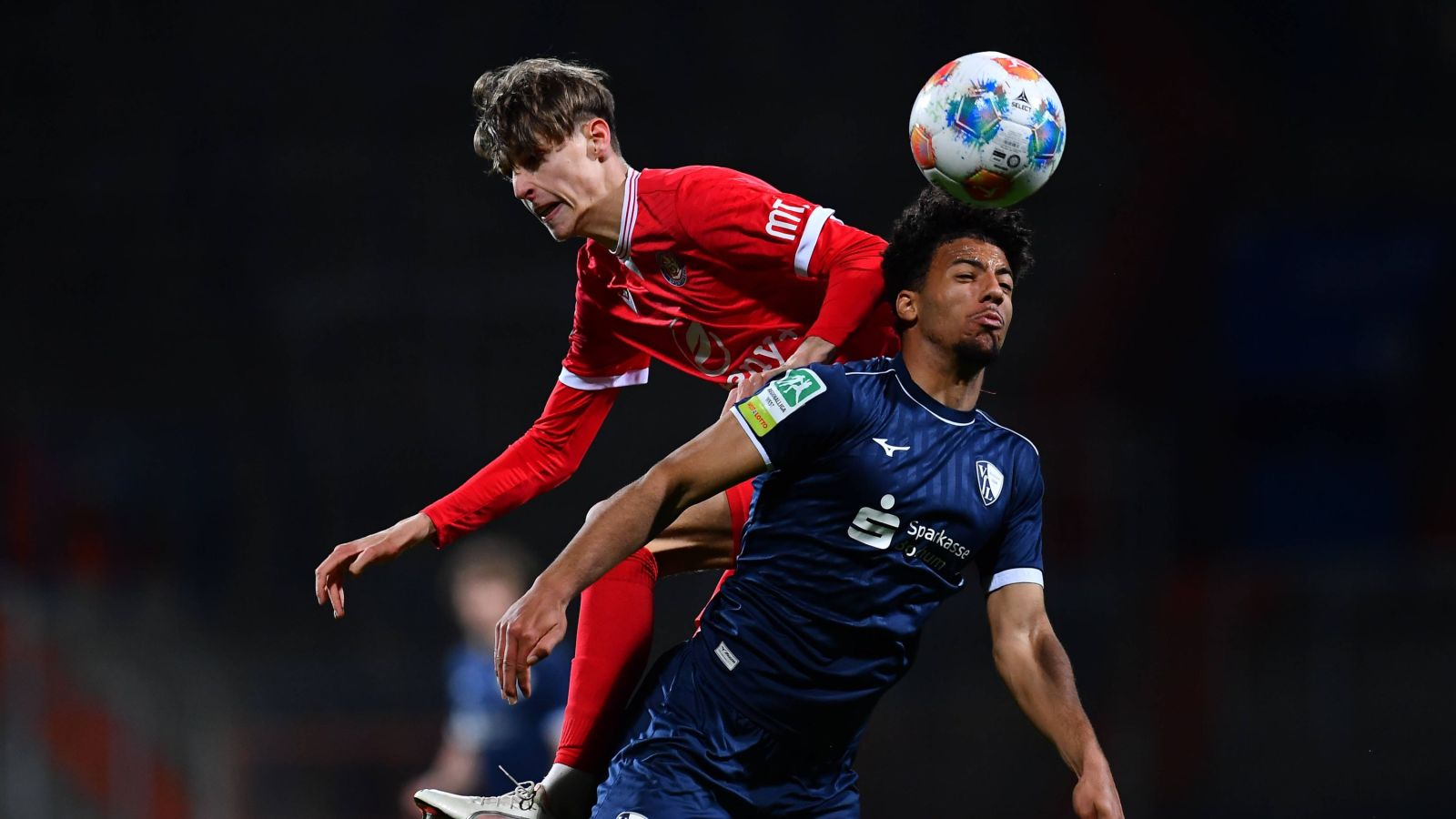 Levin Müller vom Wuppertaler SV (links) und sein Bochumer Gegenspieler Jonathan Akaegbobi lieferten sich packende Duelle.