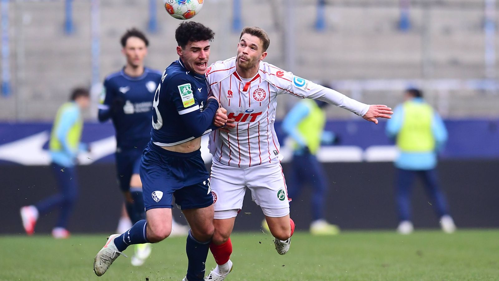 Packende Zweikämpfe lieferten sich der Bochumer Luis Hartwig (links) und Tom Geerkens von Spitzenreiter Fortuna Köln.