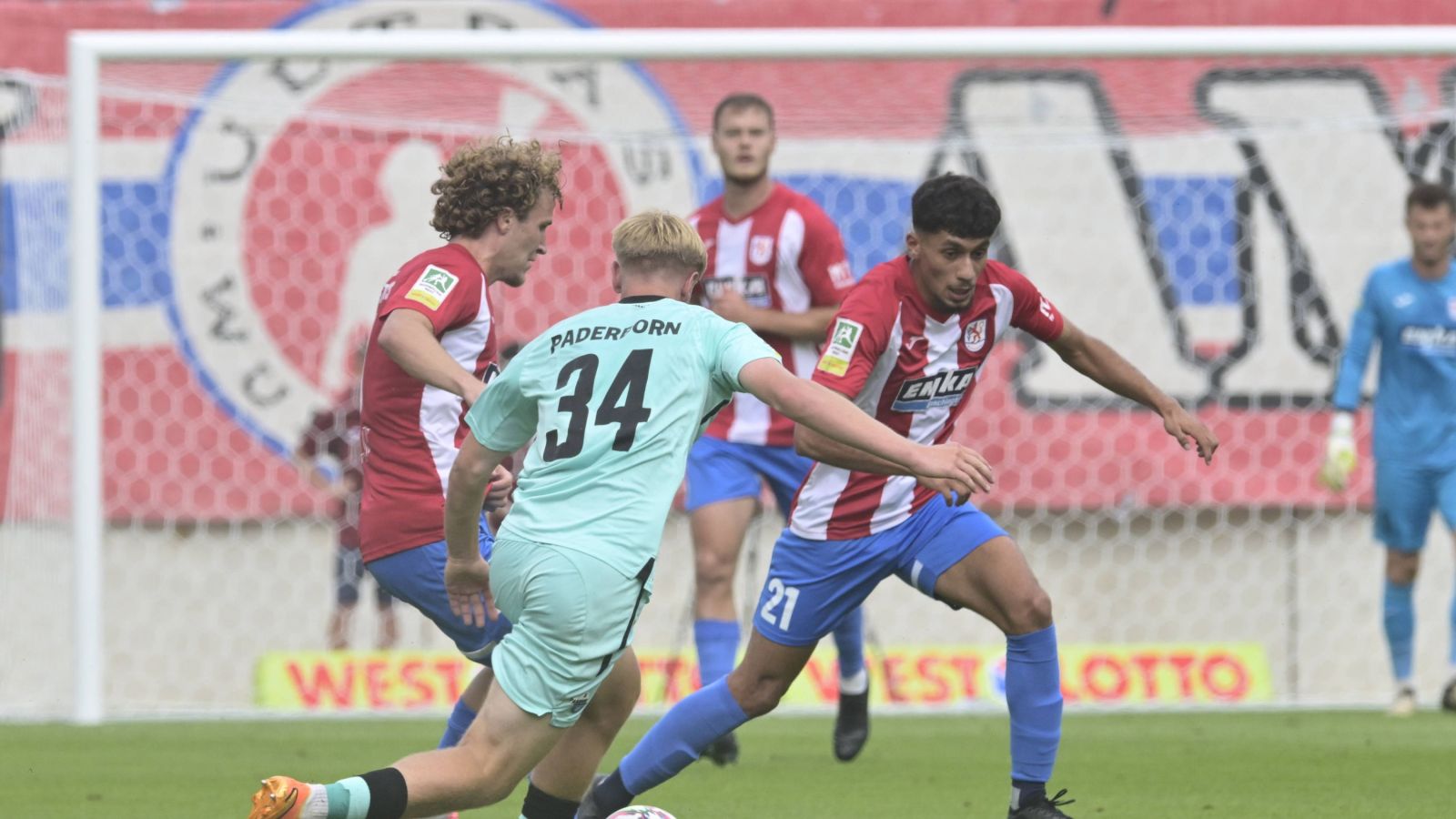 Niek Munsters und Dilhan Demir vom Wuppertaler SV behaupten den Ball gegen Luis Floerke (SC Paderborn 07 U 23).