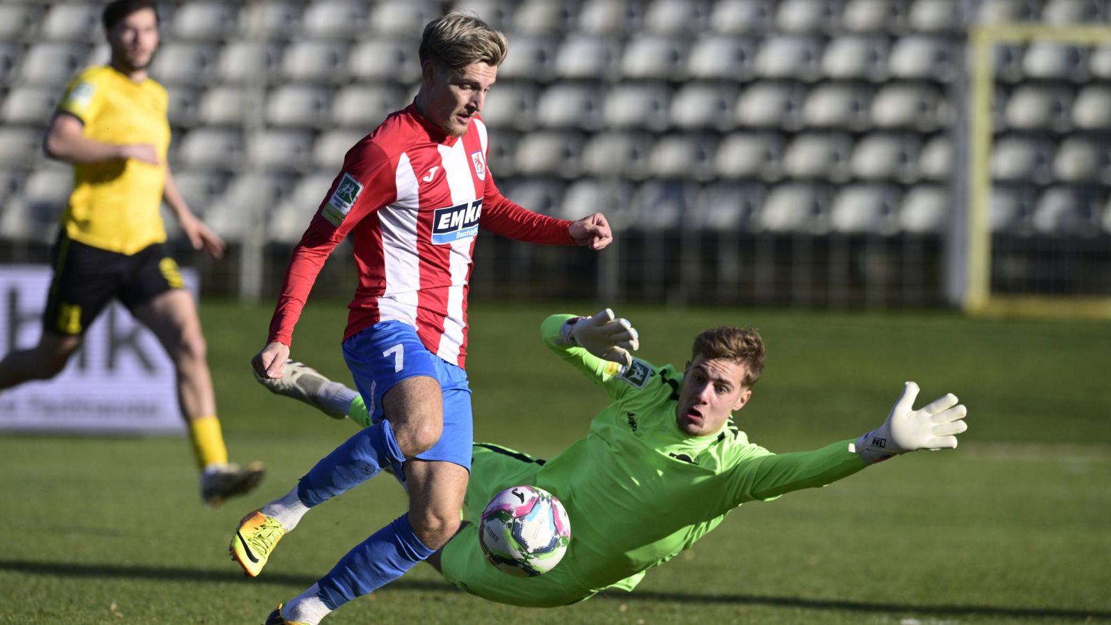 Semir Saric vom Wuppertaler SV umkurvt Hohkeppels Torhüter Lukas van Ingen und trifft zum 1:0.