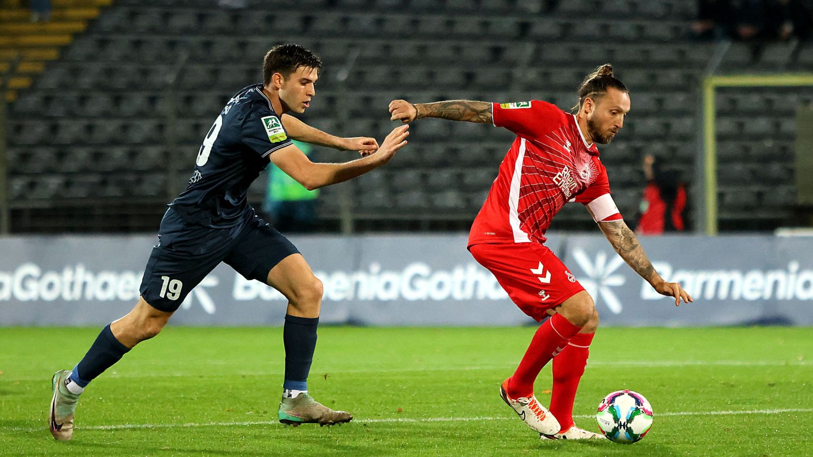 Pedro Cejas vom Wuppertaler SV will dem Kölner Kapitän Marco Höger den Ball abjagen.