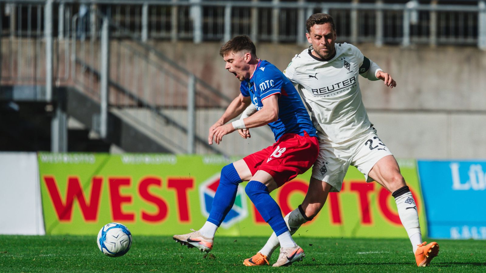 Kapitän Michel Lieder (rechts) und die U 23 von Borussia Mönchengladbach setzten sich beim Wuppertaler SV 3:0 durch.