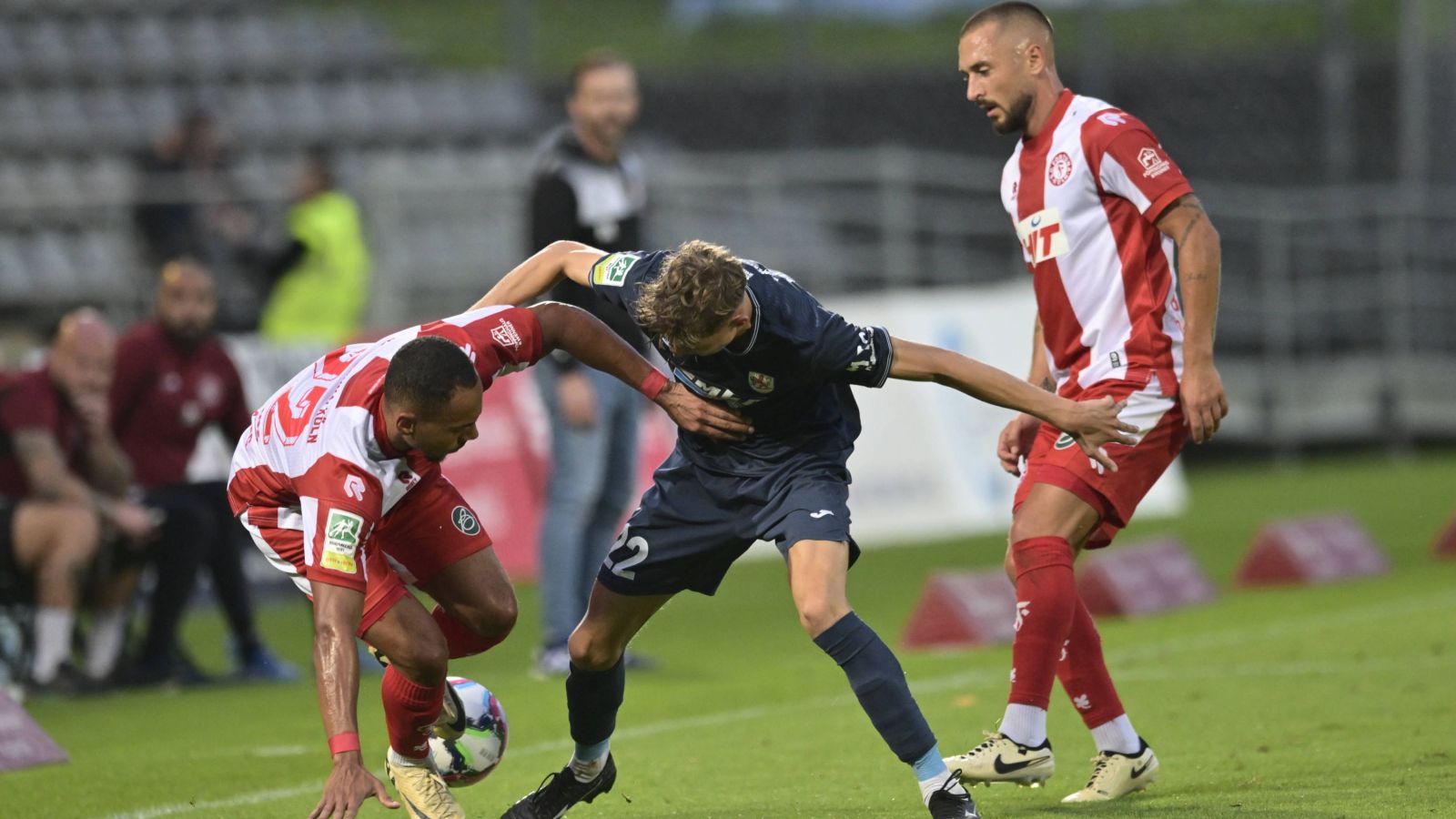 Packenende Zweikämpfte lieferten sich die Spieler des Wuppertaler SV und Fortuna Köln schon beim 3:1-Heimsieg des WSV in der Vorsaison. Im Eröffnungsspiel 2025/2026 kommt es zum Wiedersehen.