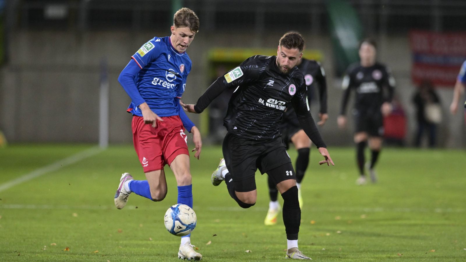 Wuppertals Levin Müller (links) und Oberhausens Michael Niemeyer lieferten sich beim 3:2-Erfolg der Gäste intensive Duelle.