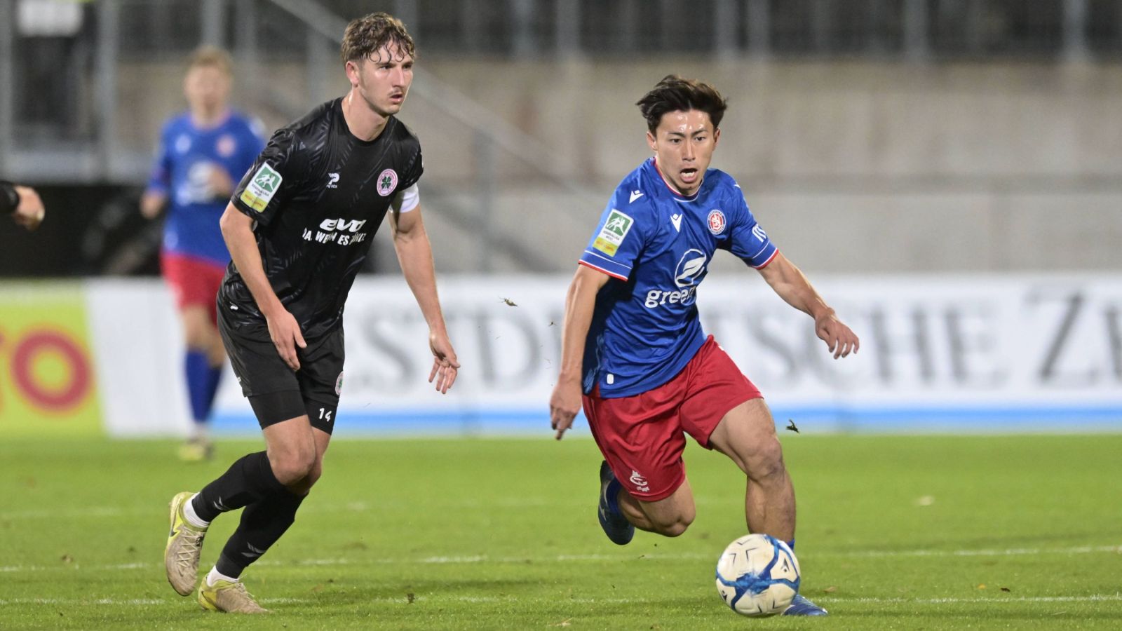 Kapitän Nico Klaß (links) behielt mit Rot-Weiß Oberhausen im Hinspiel beim Wuppertaler SV im Stadion am Zoo 3:2 die Oberhand.