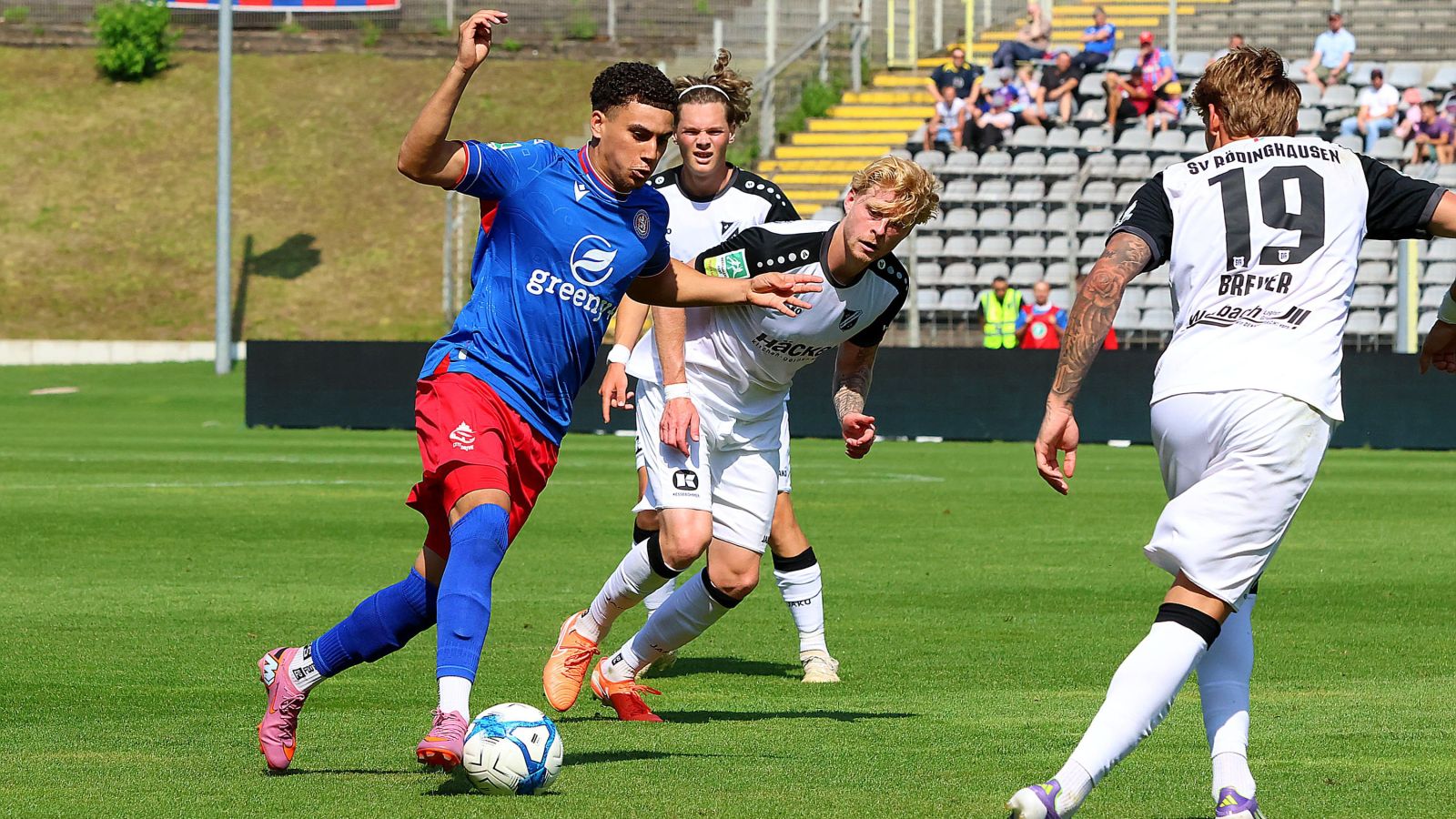 Die Spieler des SV Rödinghausen (weiße Trikots) haben gute Erinnerungen an den 5:0-Hinspielsieg beim Wuppertaler SV.