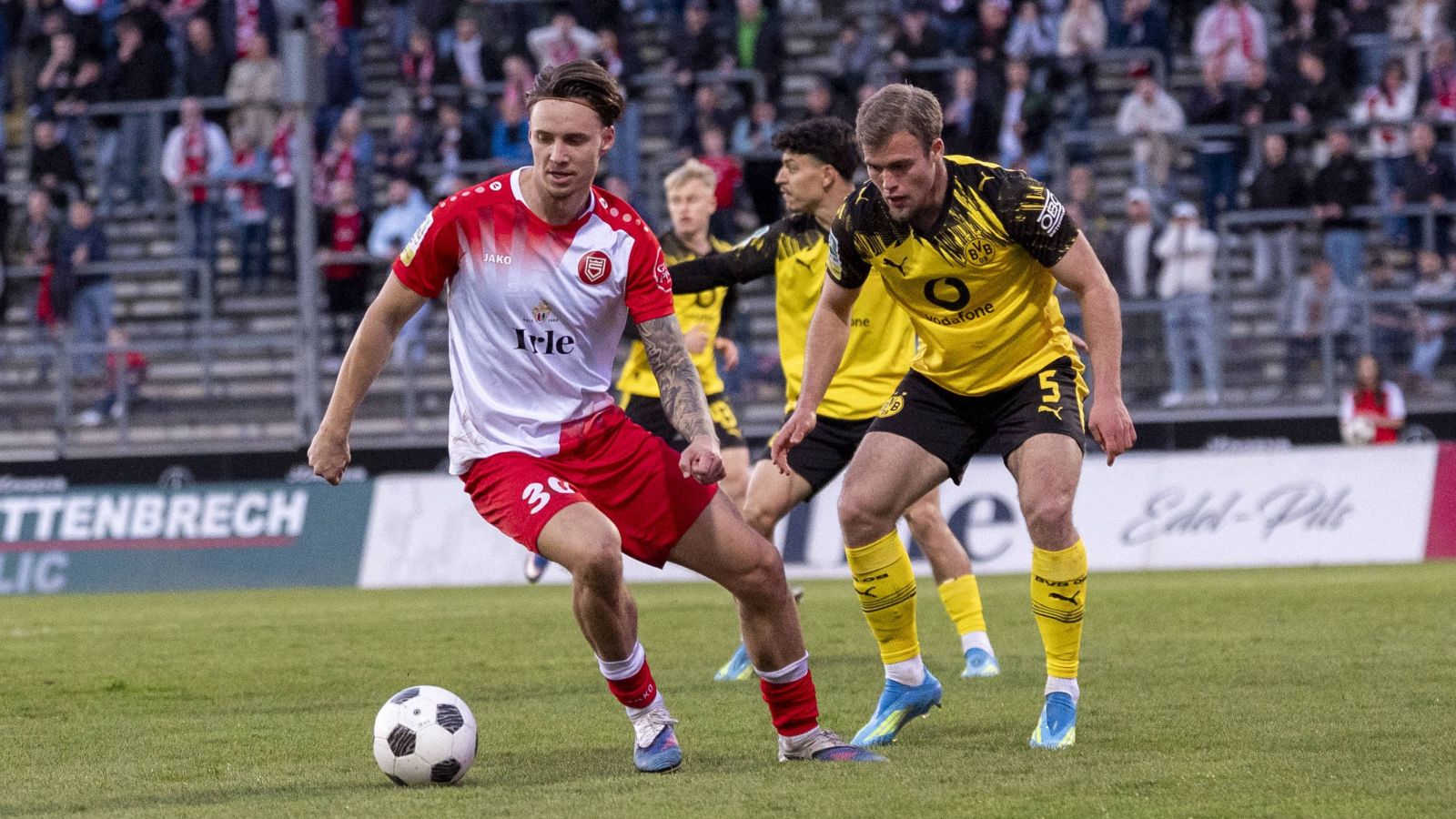 Siegens Offensivspieler Dustin Willms (links) behauptet in dieser Szene den Ball vor BVB-Spieler Mario Pejazic.