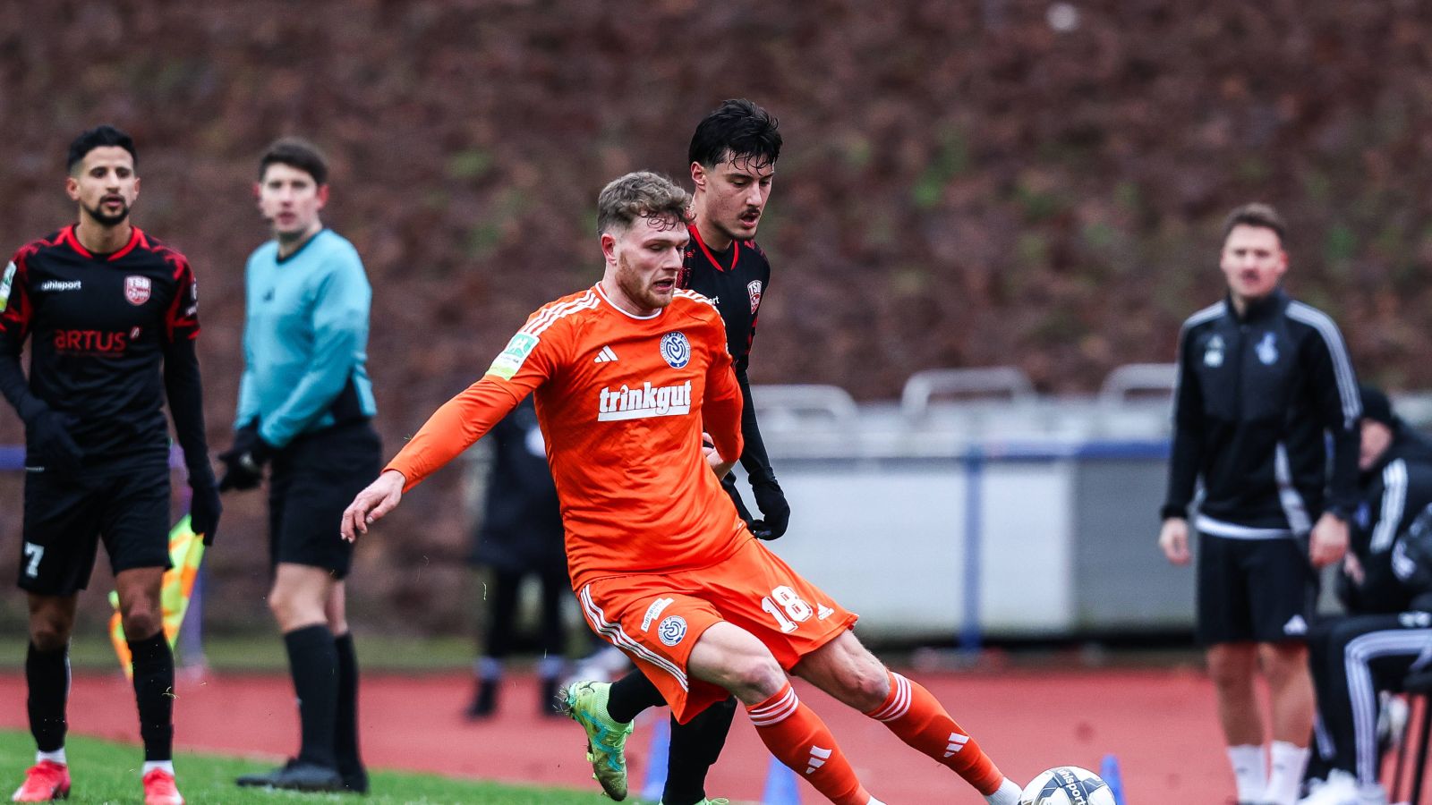 Steffen Meuer vom MSV Duisburg kommt an der Seitenlinie vor seinem Gegenspieler von Türkspor Dortmund an den Ball.