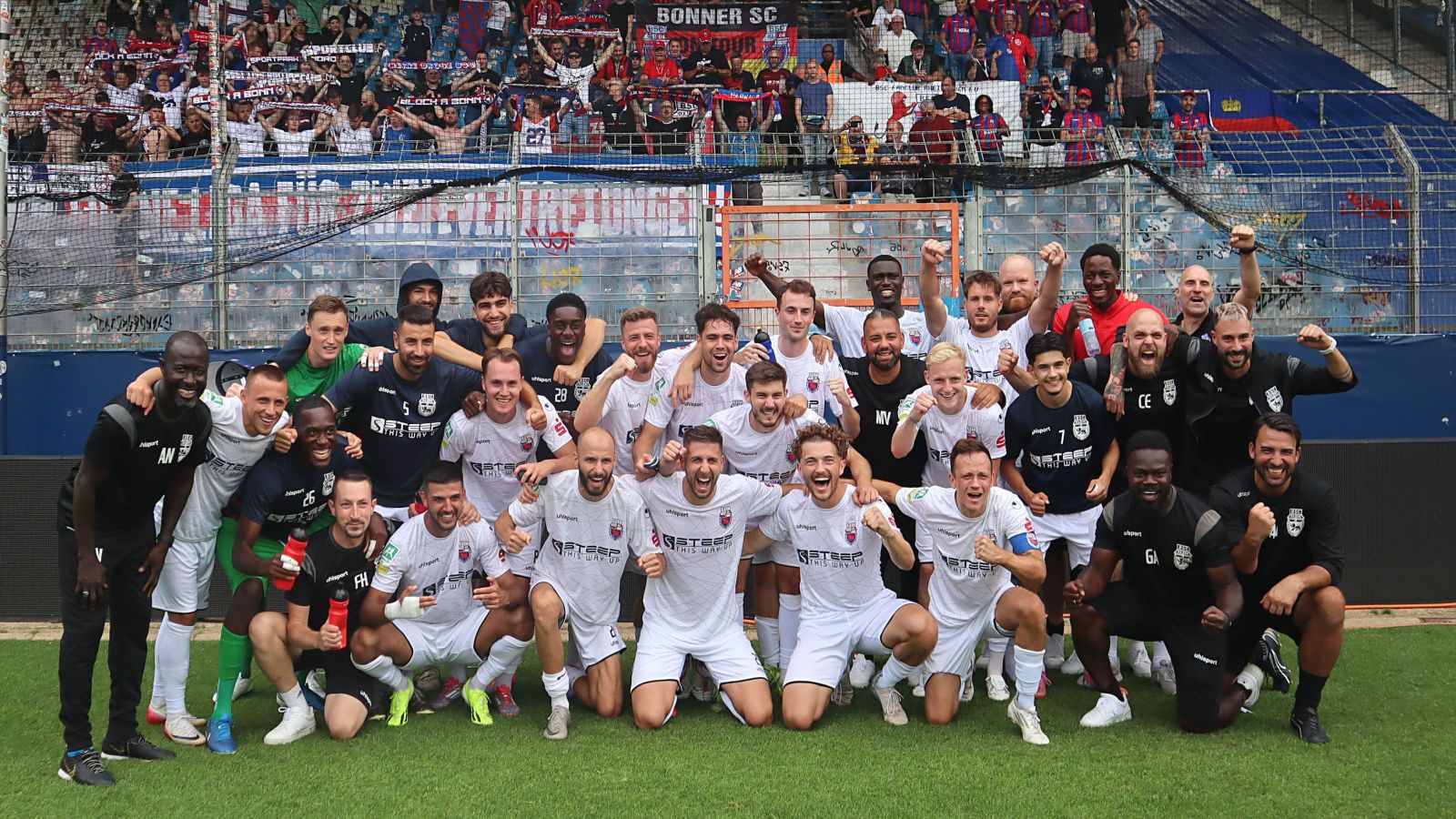 Die Spieler des Bonner SC wollen nach der Nachholpartie gegen den FC Gütersloh mit ihren Fans möglichst den zweiten Saisonsieg nach dem 4:1 bei der zweiten Mannschaft des VfL Bochum bejubeln.
