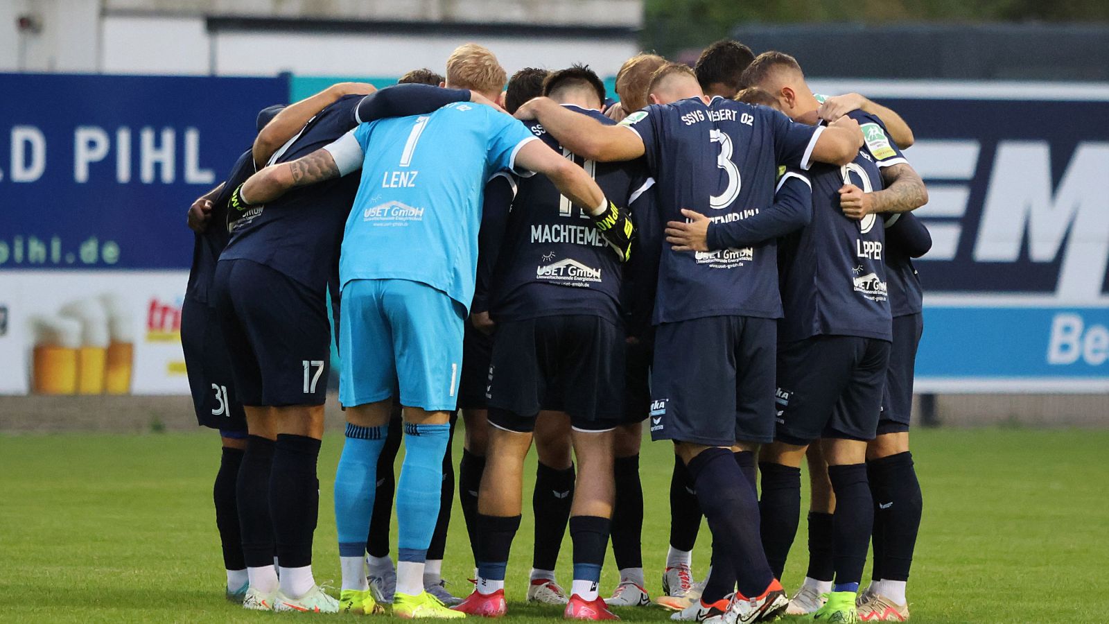 Die Spieler der SSVg Velbert schwören sich auf das Heimspiel am Donnerstag gegen den 1. FC Bocholt ein.