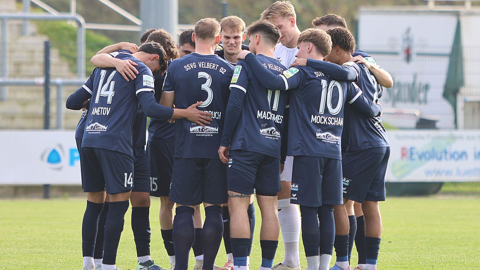 Die Spieler der SSVg Velbert schwören sich im Kreis auf die vorgezogene Partie bei der zweiten Mannschaft des SC Paderborn 07 ein.