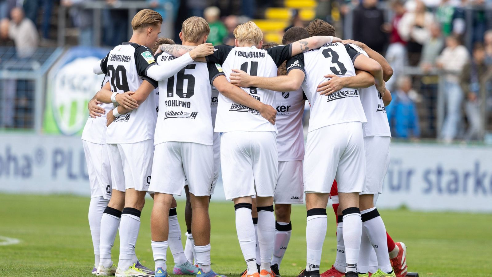 Die Spieler des SV Rödinghausen schwören sich auf das letzte Saisonspiel bei der zweiten Mannschaft des SC Paderborn 07 ein.