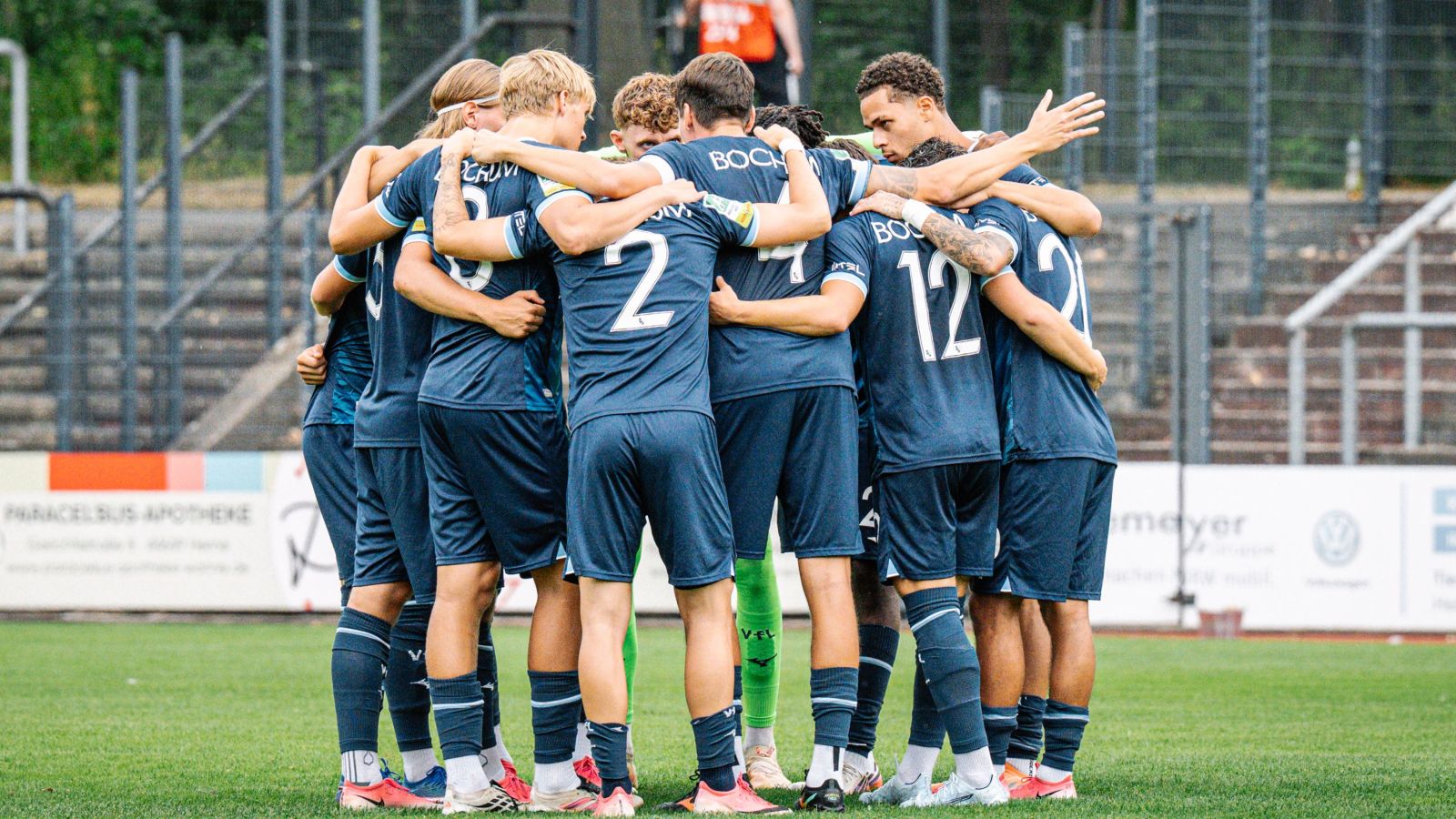 Die Spieler der zweiten Mannschaft des VfL Bochum schworen sich vor der Partie in Lotte auf den ersten Saisonsieg ein.