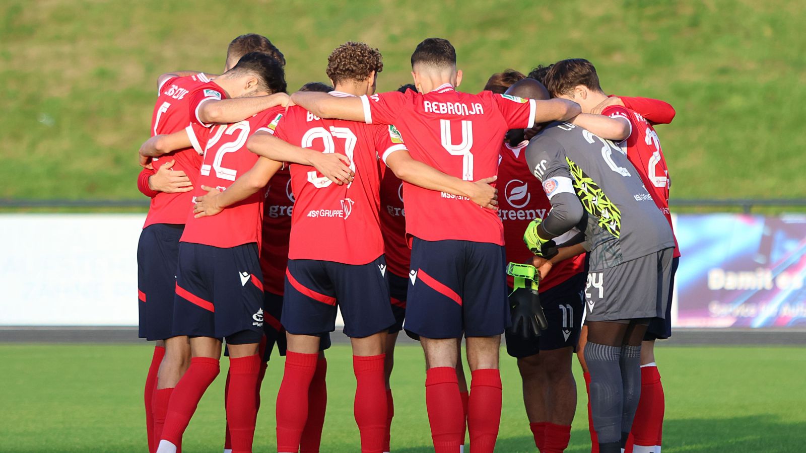 Die Spieler des Wuppertaler SV schwören sich im Kreis auf das Heimspiel gegen Tabellenführer Sportfreunde Siegen ein.
