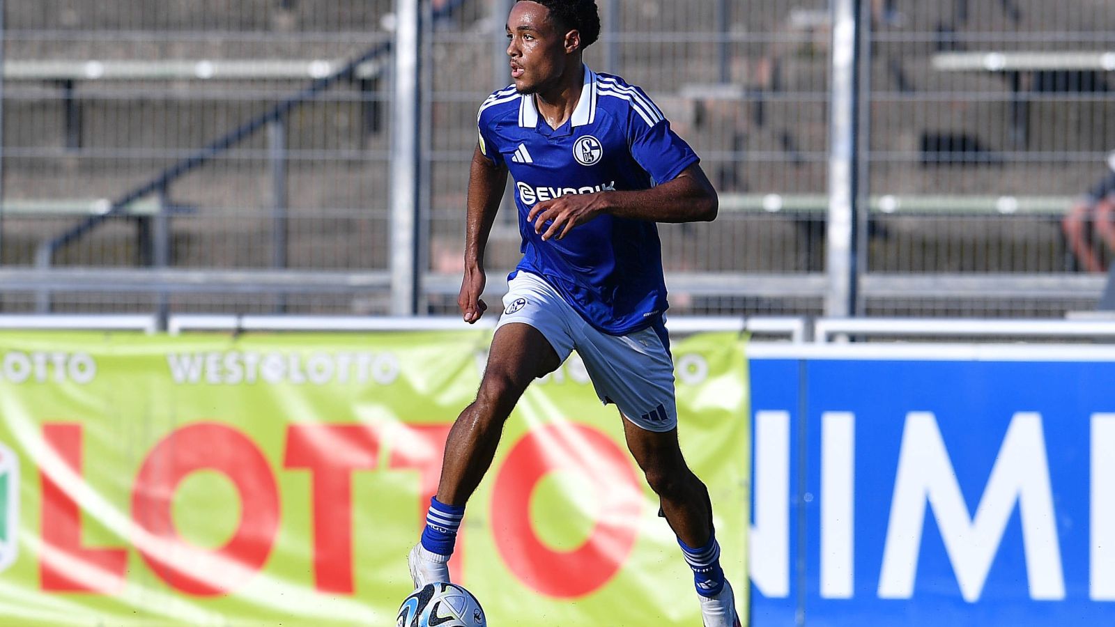 Tidiane Toure von der U 23 des FC Schalke 04 führt den Ball.