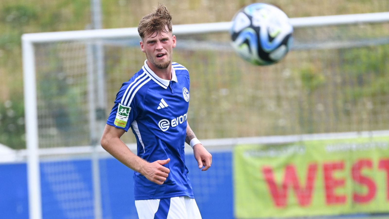 Tim Schmidt von der U 23 des FC Schalke 04 schaut zum Ball.