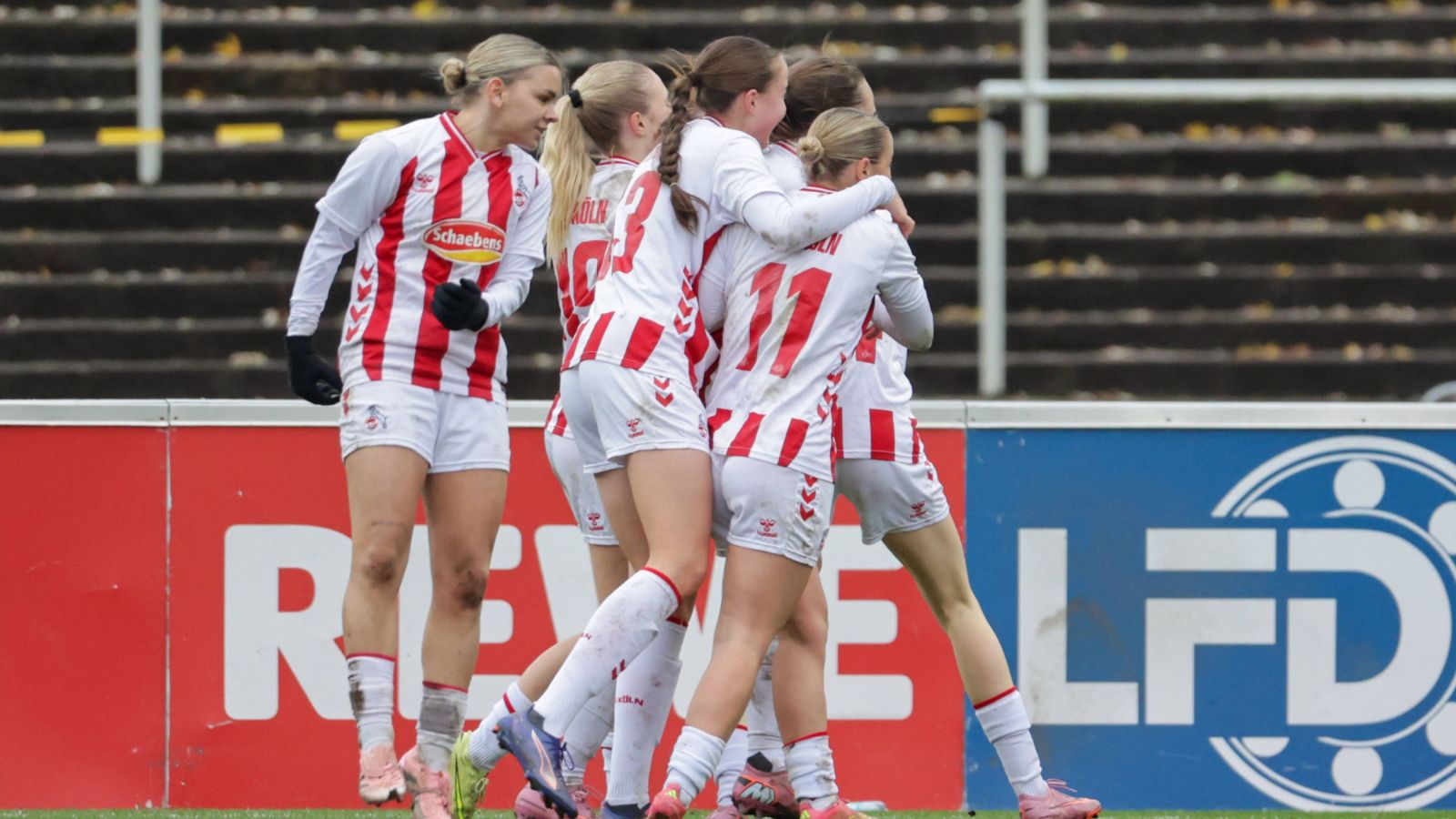 Die U21 des 1. FC Köln bejubelt den 1:0-Auswärtssieg beim FSV Gütersloh zum Start in das Fußballjahr 2026.