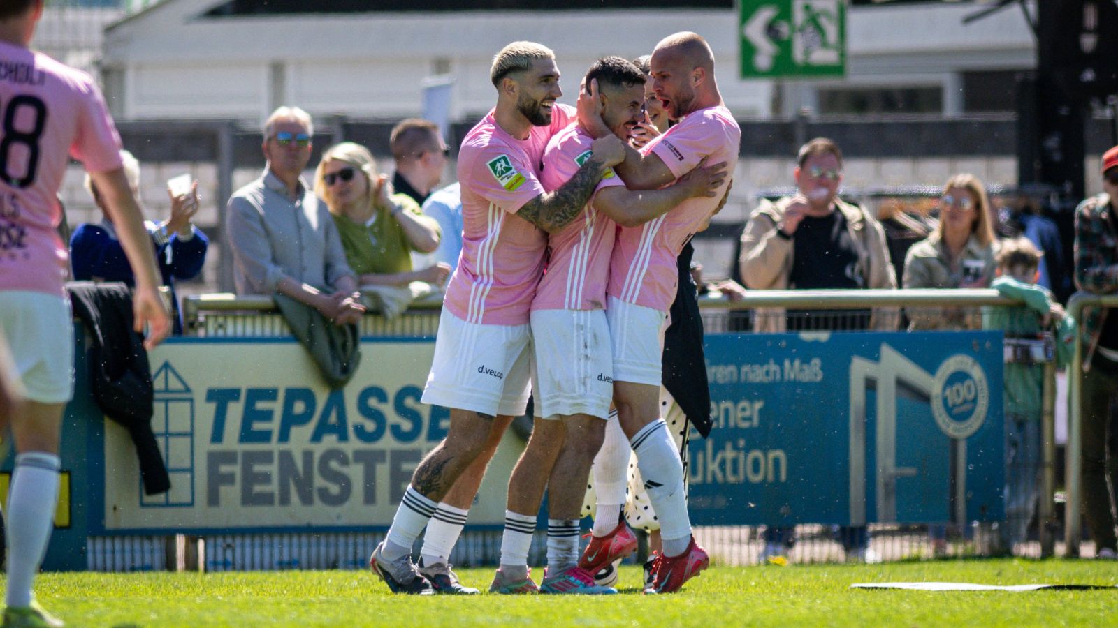 Marlon Frey, Marvin Lorch und Patrick Kurzen bejubeln einen Treffer