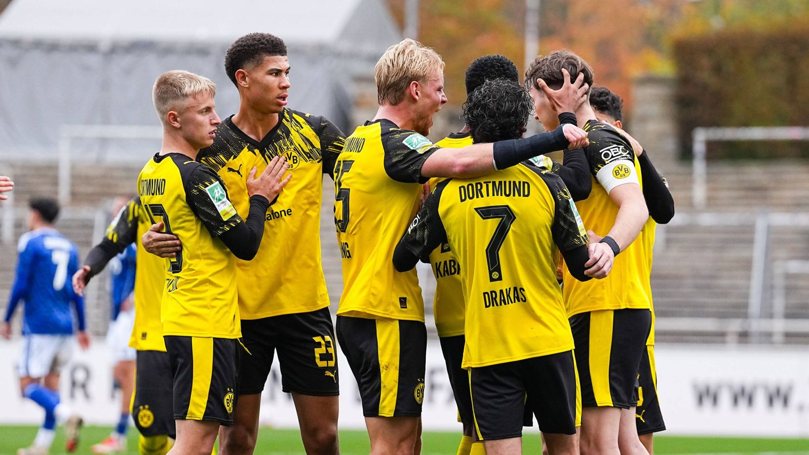 Viel Grund zum Jubeln hatten die Spieler der U 23 von Borussia Dortmund beim 4:1-Derbysieg gegen den FC Schalke 04.