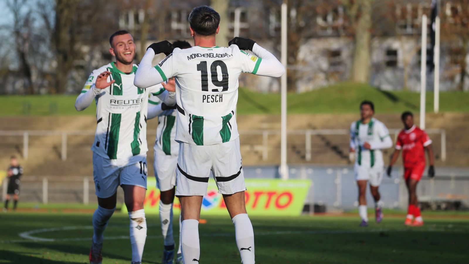 Kushtrim Asallari und Noah Pesch von der U 23 von Borussia Mönchengladbach bejubeln einen Treffer.