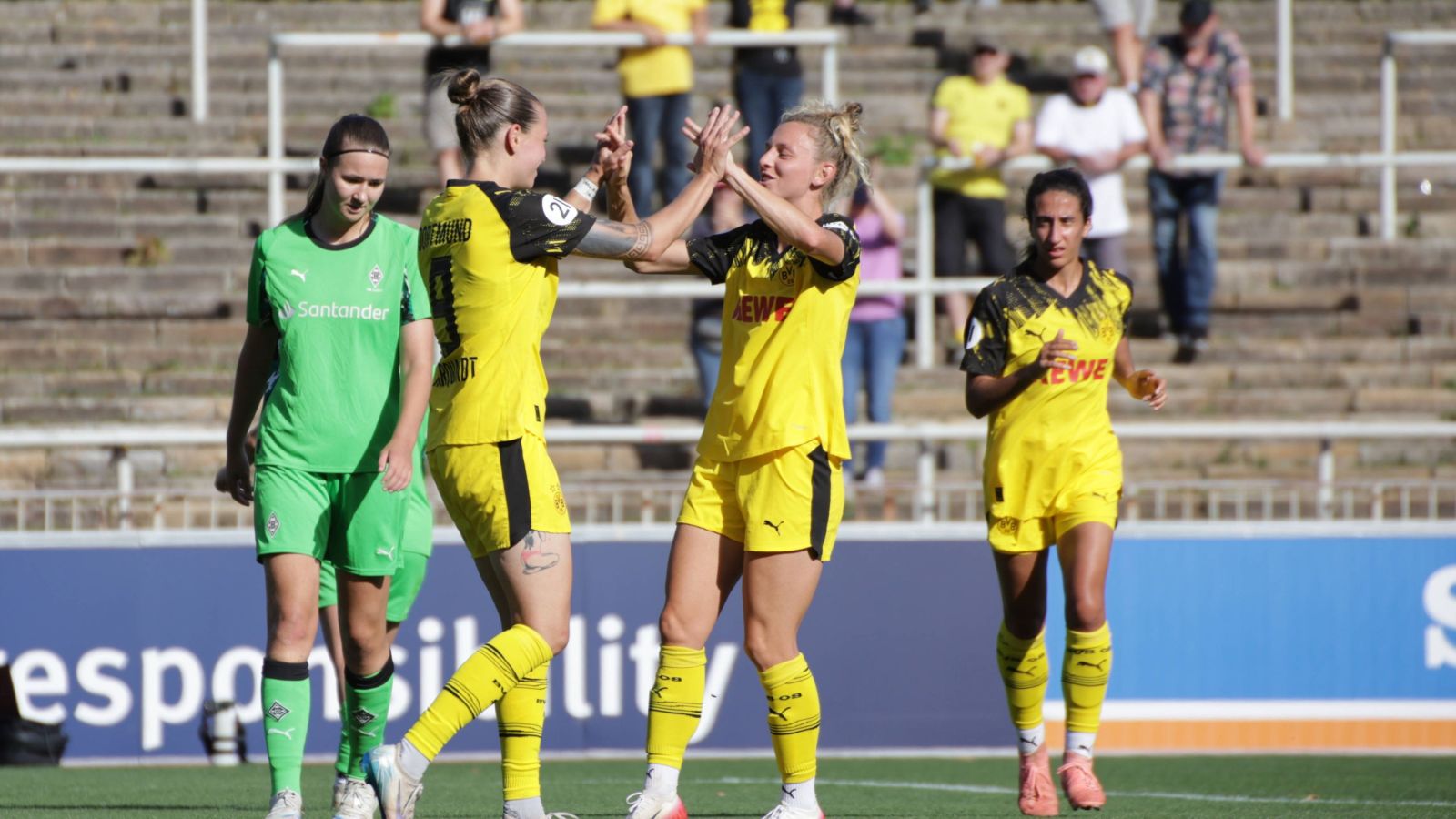 Die beiden Doppeltorschützinnen Dana Marquardt und Rita Schumacher bejubeln einen Treffer beim 7:0-Heimsieg von Borussia Dortmund gegen die zweite Mannschaft von Borussia Mönchengladbach