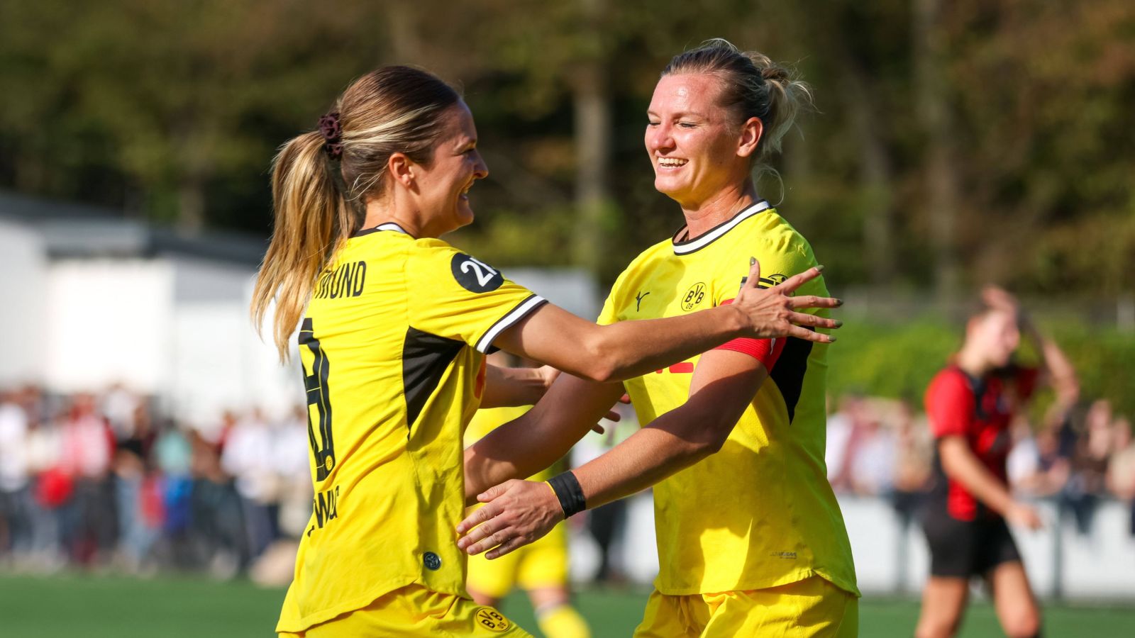 Noreen Günnewig (links) gratuliert BVB-Kapitänin Alexandra Popp zum 1:0-Siegtreffer gegen die U21 der SGS Essen.
