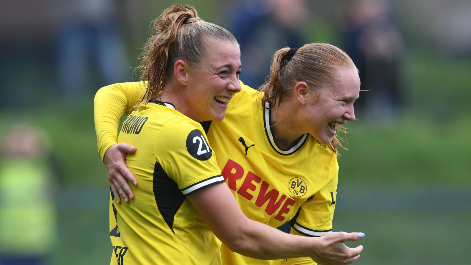 Ramona Maier (links, hier mit ihrer Teamkollegin Ronja Leubner) traf beim 6:0 von Borussia Dortmund gegen den FSV Gütersloh doppelt.