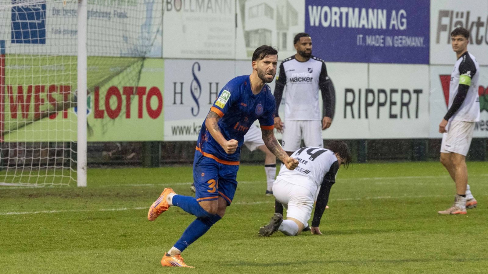 Dennis Brock von den Sportfreunden Siegen bejubelt seinen Treffer beim turbulenten 4:3-Auswärtserfolg in Rödinghausen.