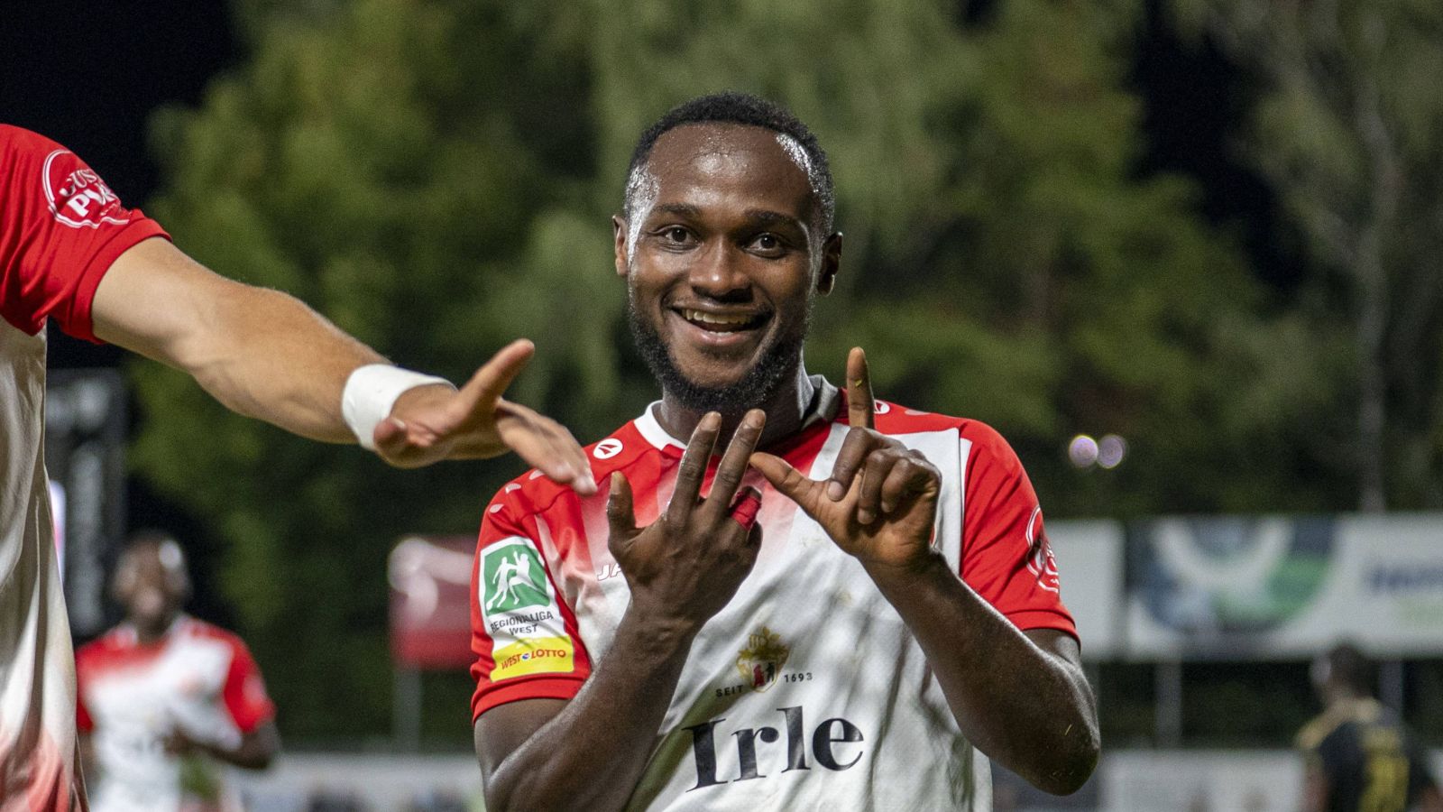 Derrick Kyere von den Sportfreunden Siegen bejubelt seinen Treffer zum 2:0-Endstand beim 1. FC Bocholt.
