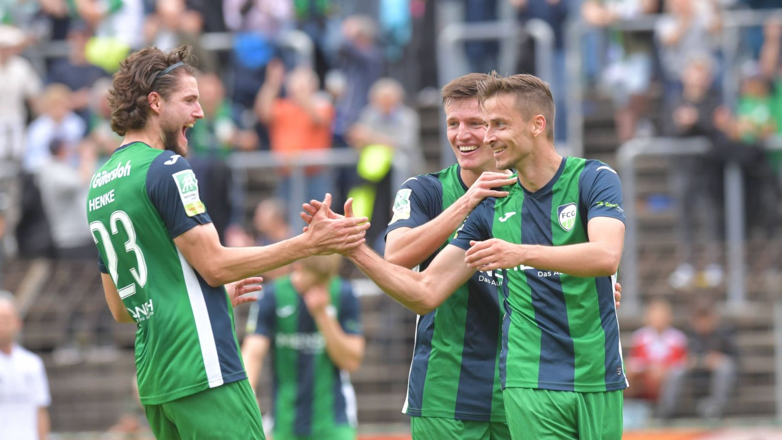 Patrik Twardzik (rechts) vom FC Gütersloh bejubelt mit seinen Teamkollegen Justus Henke (links) und Aleksandar Kandic einen seiner drei Treffer beim spektakulären 6:3-Heimsieg gegen den 1. FC