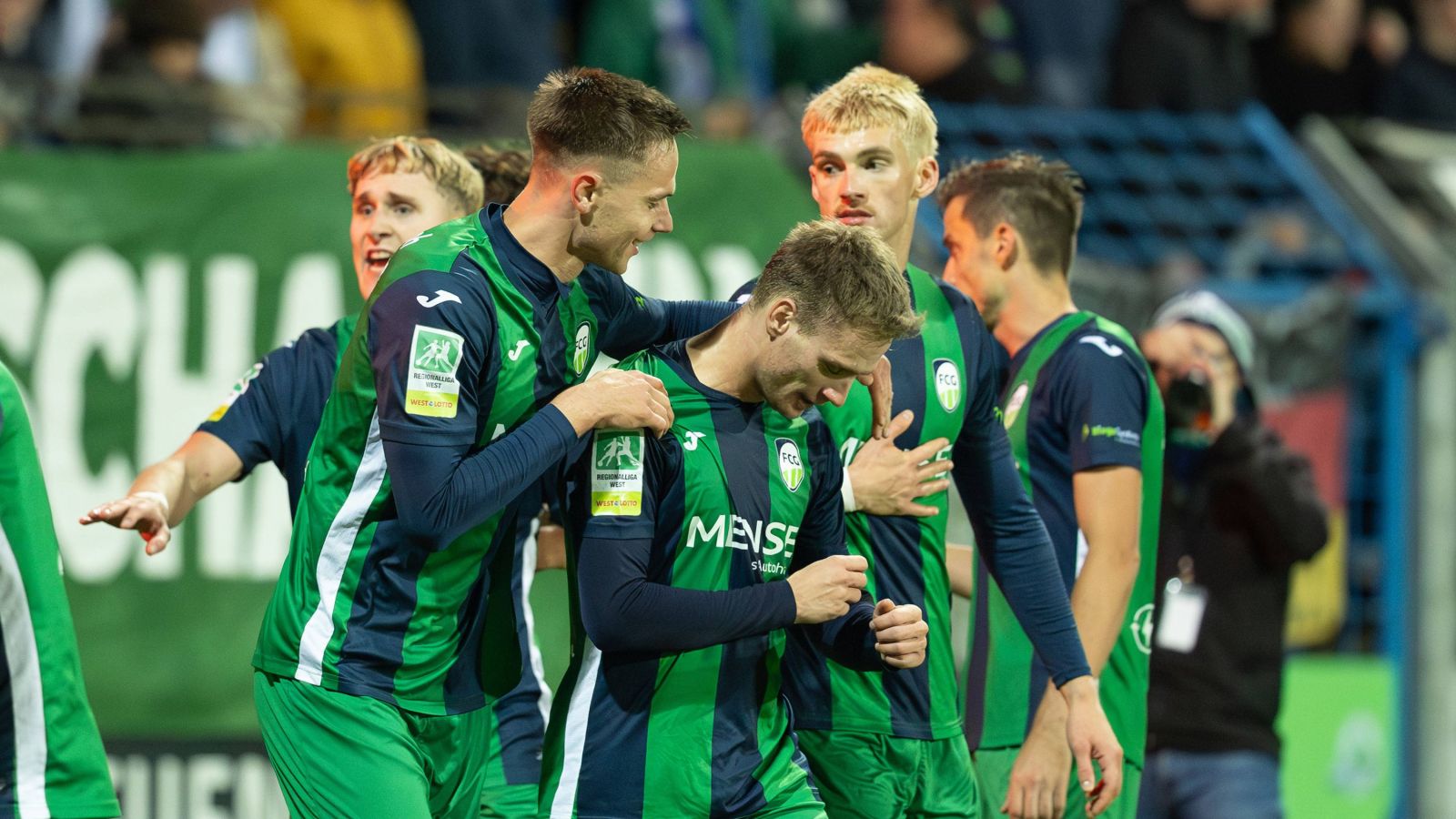 Die Spieler des FC Gütersloh bejubeln den Siegtreffer von Jan-Lukas Liehr im Derby gegen dessen Ex-Klub SC Wiedenbrück.